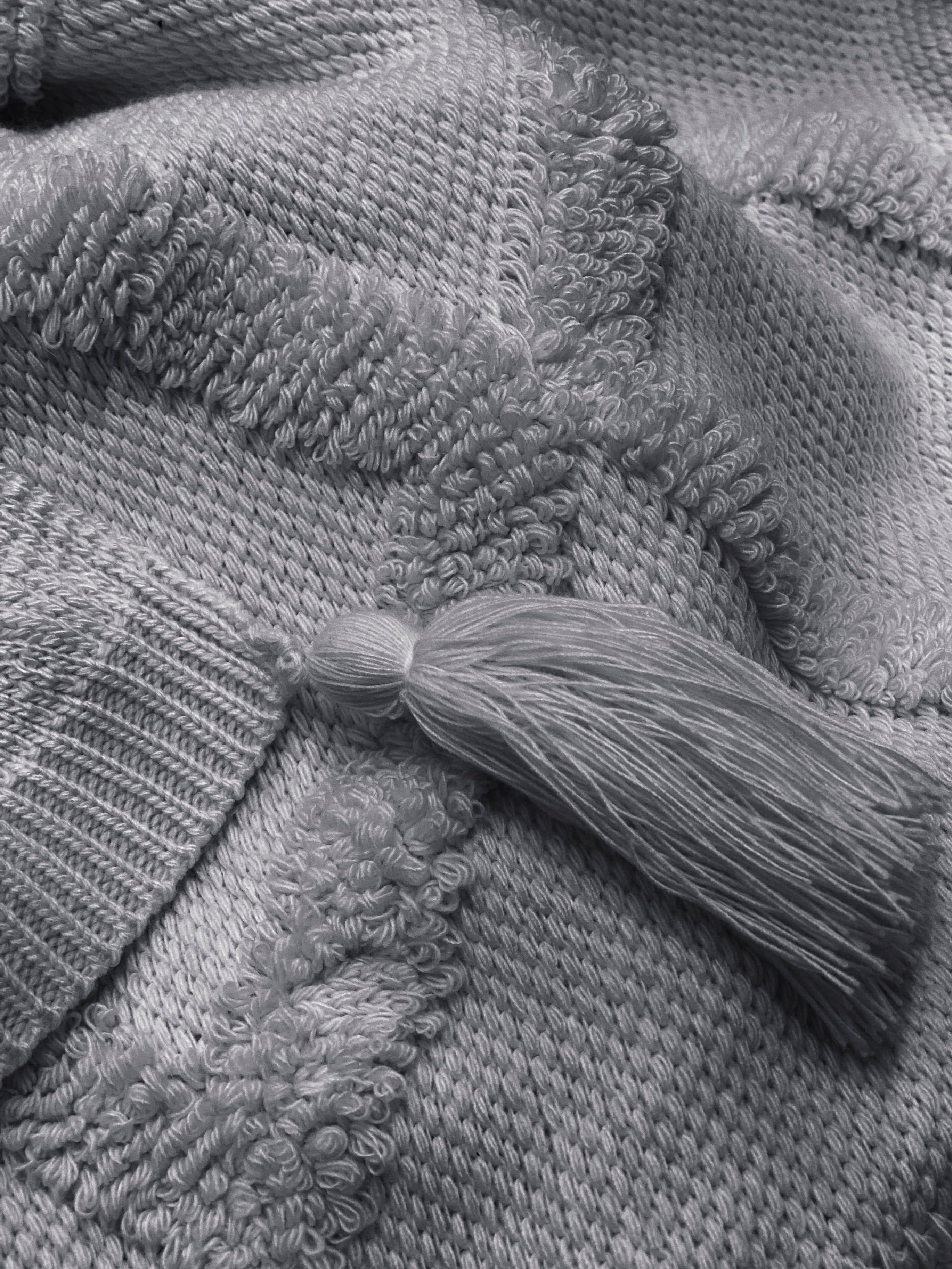 Primera Tagesdecke »Kuscheldecke Boho«, mit trendigen Bommeln