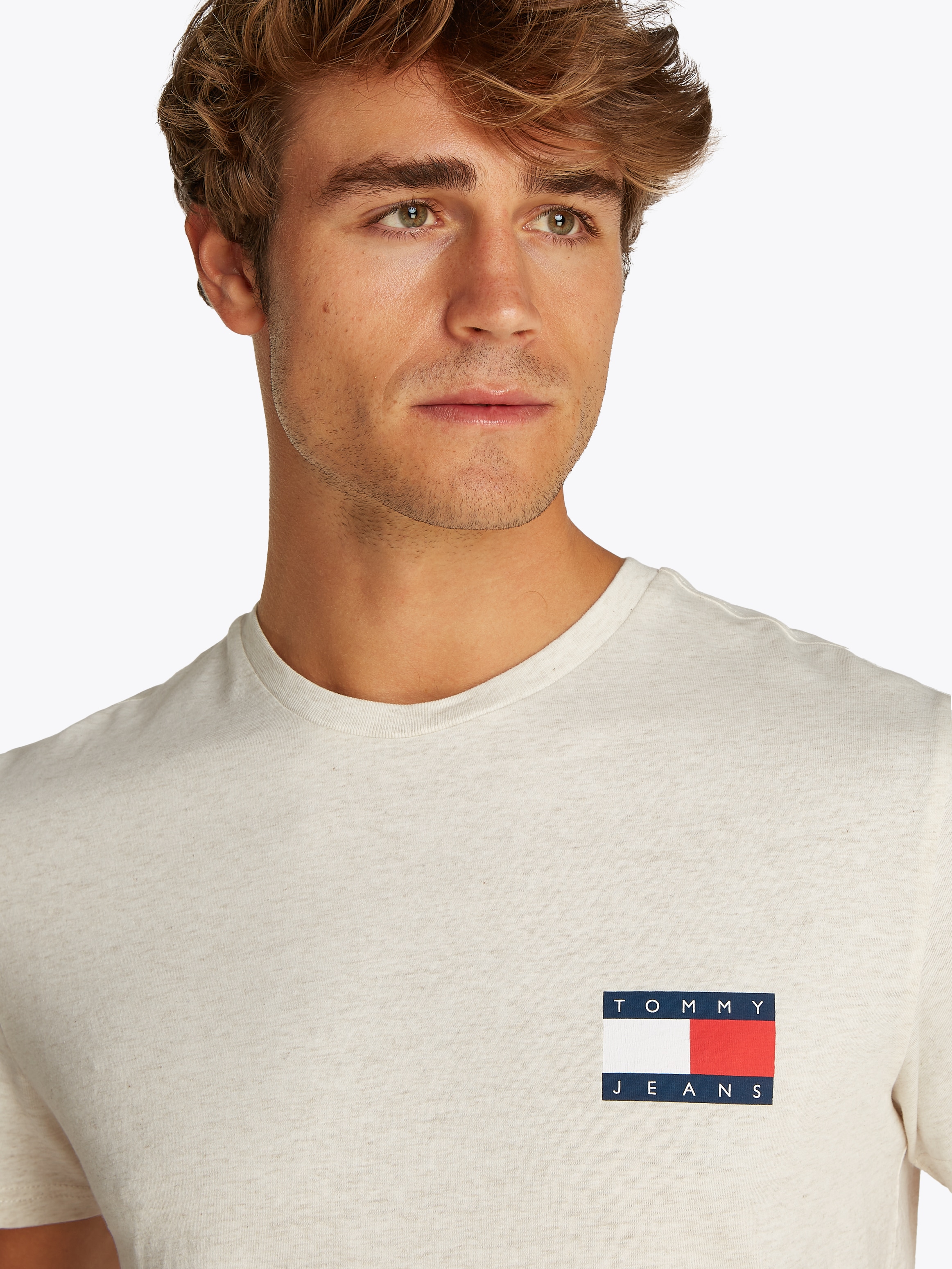 Tommy Jeans T-Shirt »TJM SLIM ESSENTIAL FLAG TEE EXT« Mit Rundhalsausschnitt