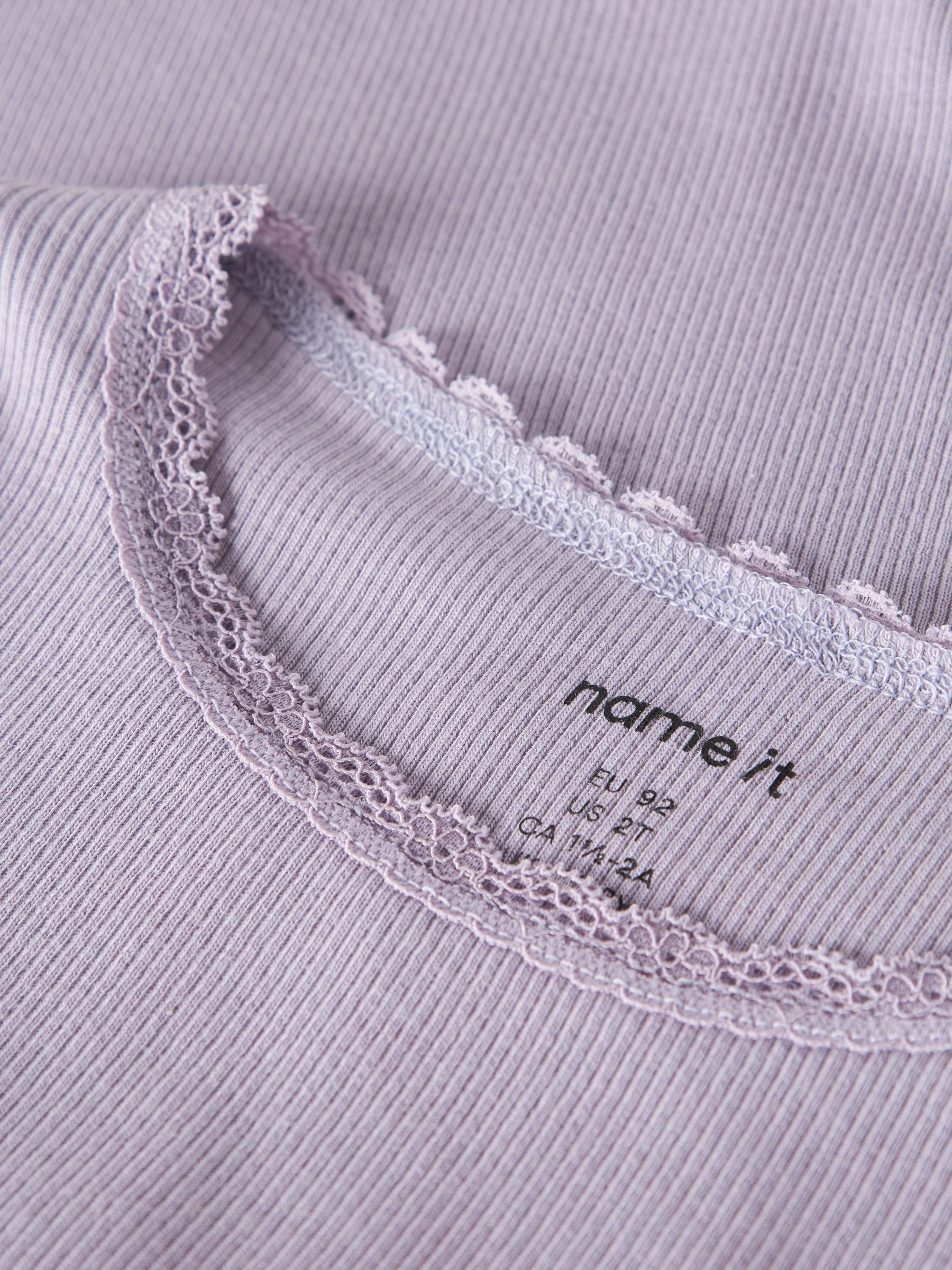 Name It Langarmshirt »NMFKAB LS TOP NOOS« in Feinripp und mit süsser Spitzenkante am Ausschnitt
