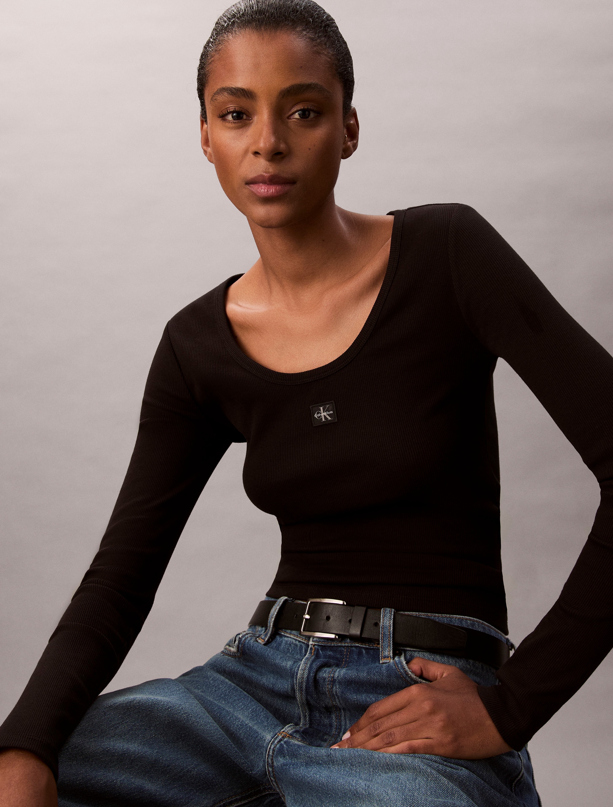 Calvin Klein Jeans Langarmshirt »LS WOVEN LABEL 2X2 RIB SCOOP NEC« Mit Rundhalsausschnitt, regular fit