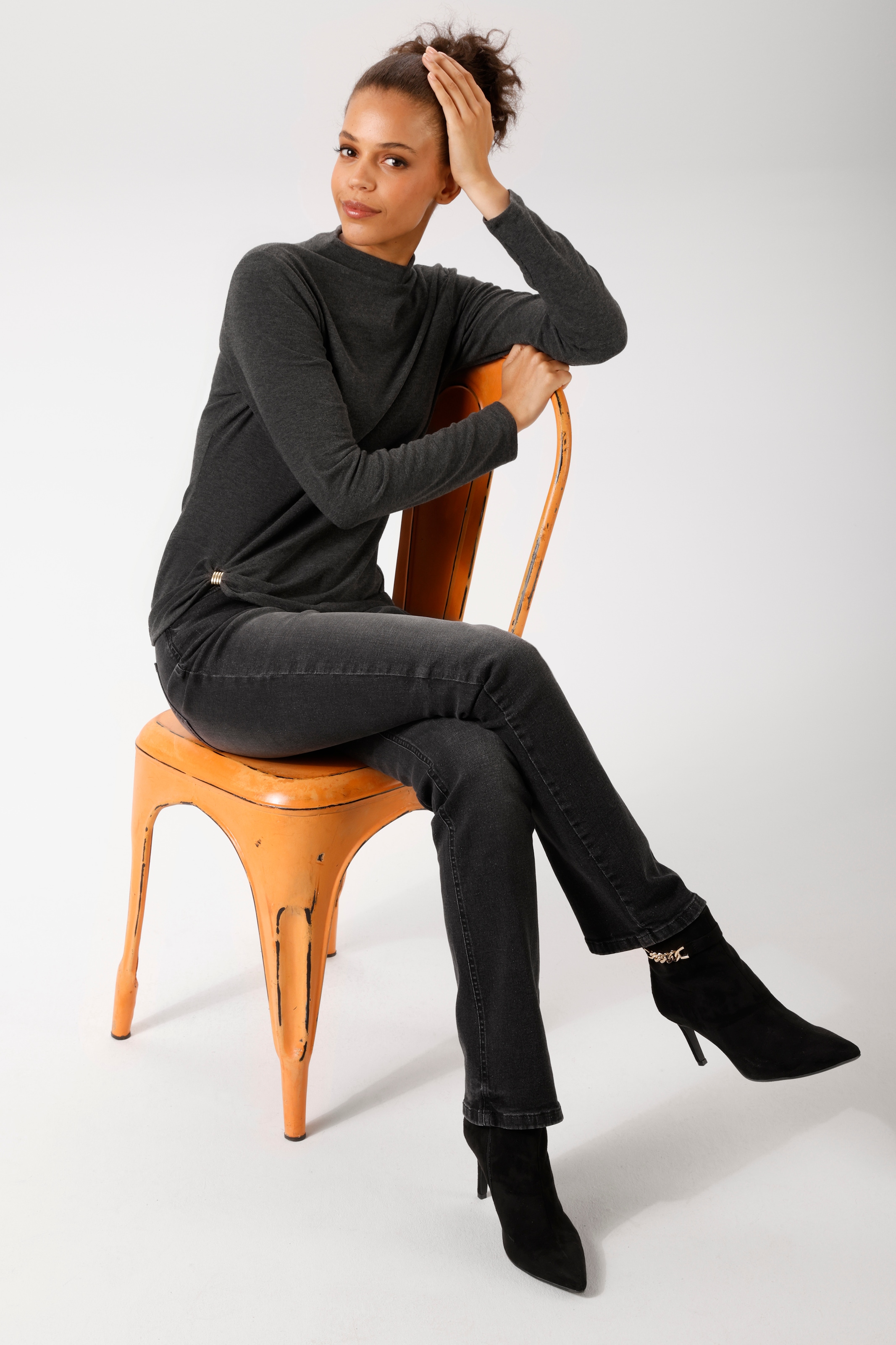 Aniston CASUAL Langarmshirt mit dekorativer Schnalle am Saum - NEUE KOLLEKTION
