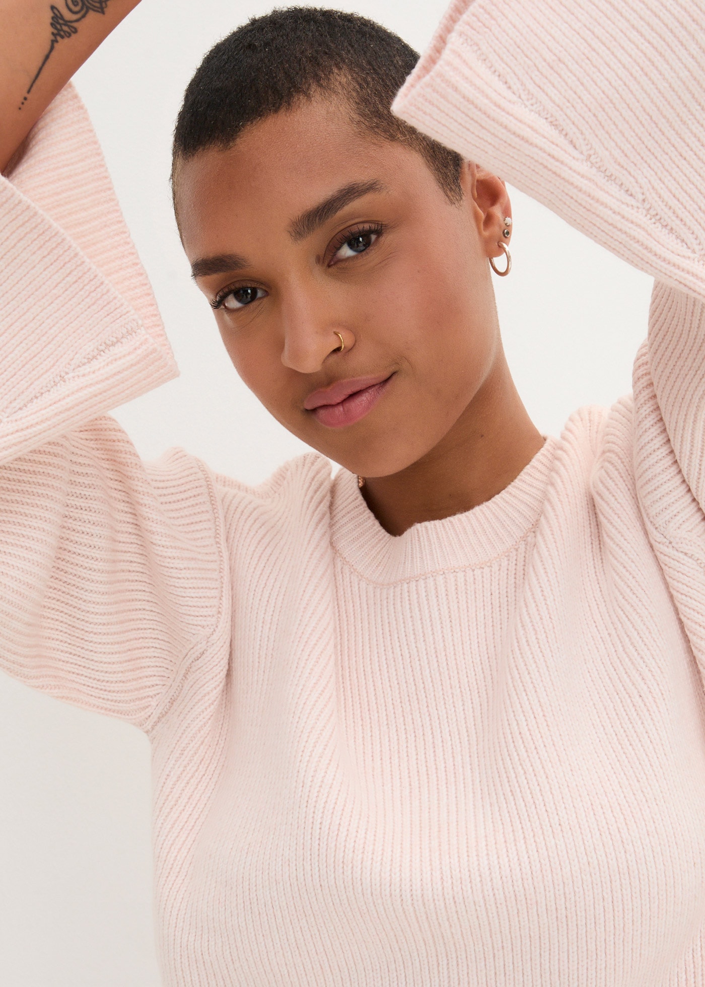 bonprix Strickpullover mit weiten Trompetenärmeln, Oversized-Passform, feiner Rippstrick
