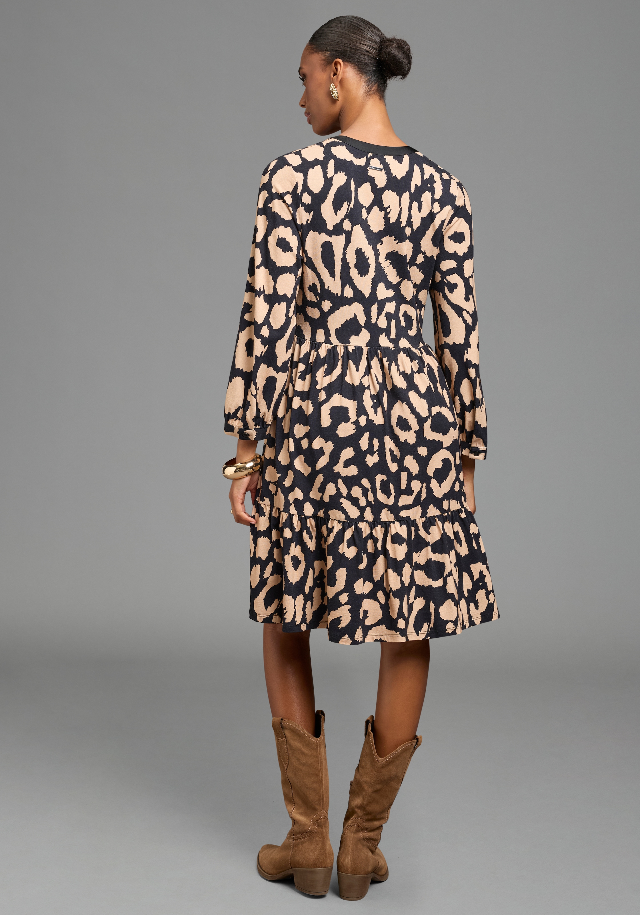 Bruno Banani Robe en jersey »mit Satin-Ausschnitt und Stufenrock« Sans poches Imprimé animal, genoux nus, manches 3/4