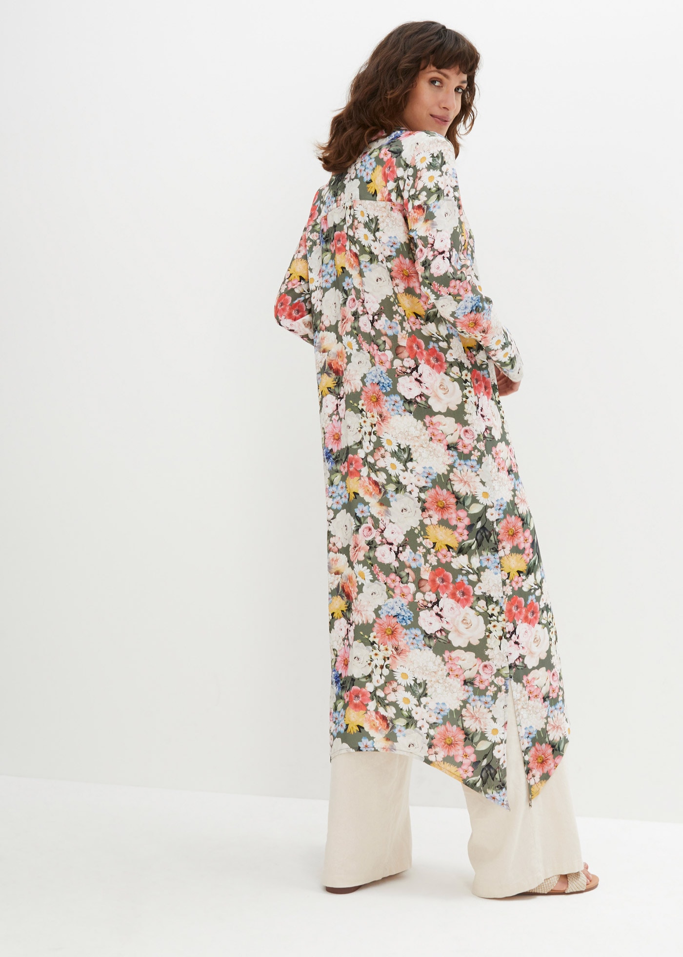 bonprix Chemisier long »Longbluse aus fliessender Viskose« extrem lange Form, aus Viskose, mit Blütendruck, mit Hemdblusenkragen