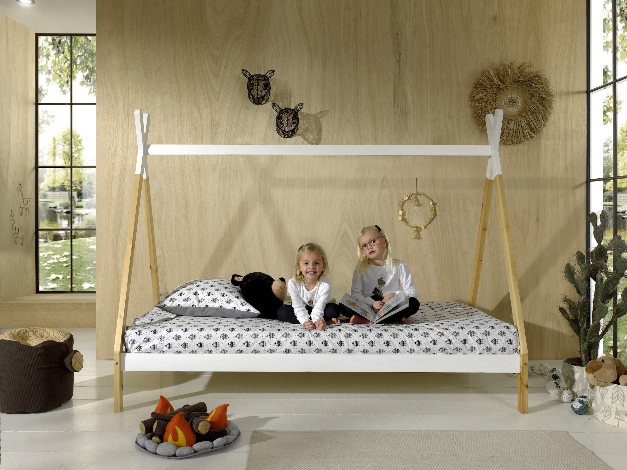 Vipack Kinderbett »TIPI, Kiefer massiv, 2-farbig lackiert, mit Rolllattenrost« B/H/T ca. 206x158,2x98cm, Querstange kann hübsch dekoriert werden,  90/200, wahlweise mit oder ohne Schublade