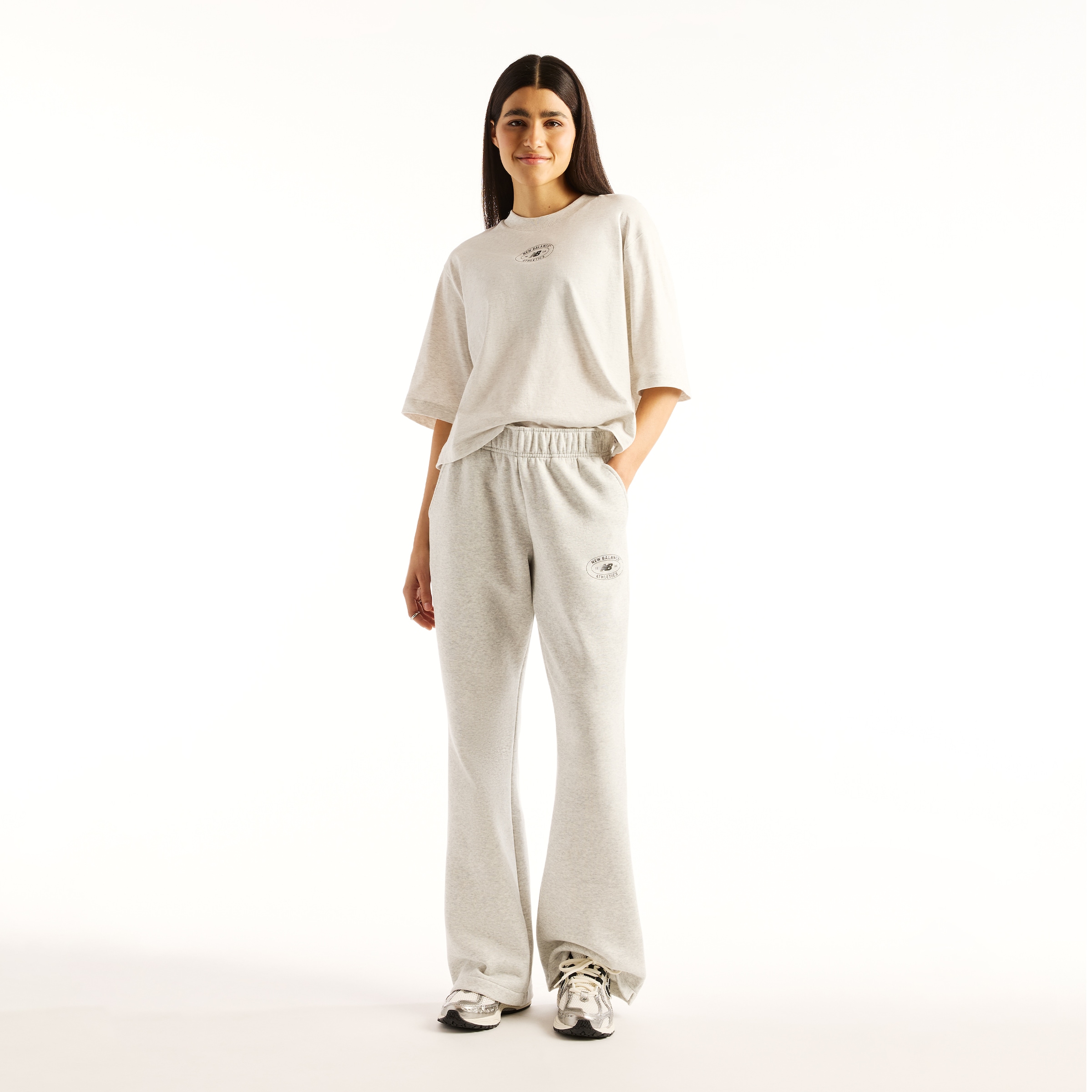 New Balance Pantalon sweat »REIMAGINED FLEECE PANT«  pour adultes, forme pantalon longue, avec lignes claires