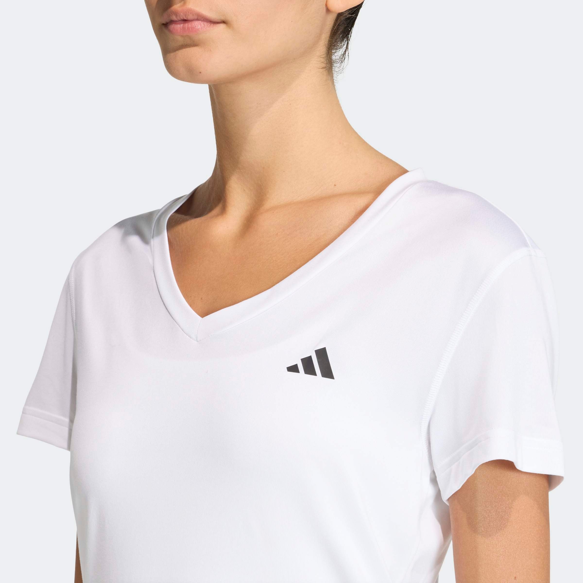 adidas Performance T-shirt »ADIDAS WORKOUT ESSENTIALS MIT V-AUSSCHNITT« avec col en V, sans fermeture
