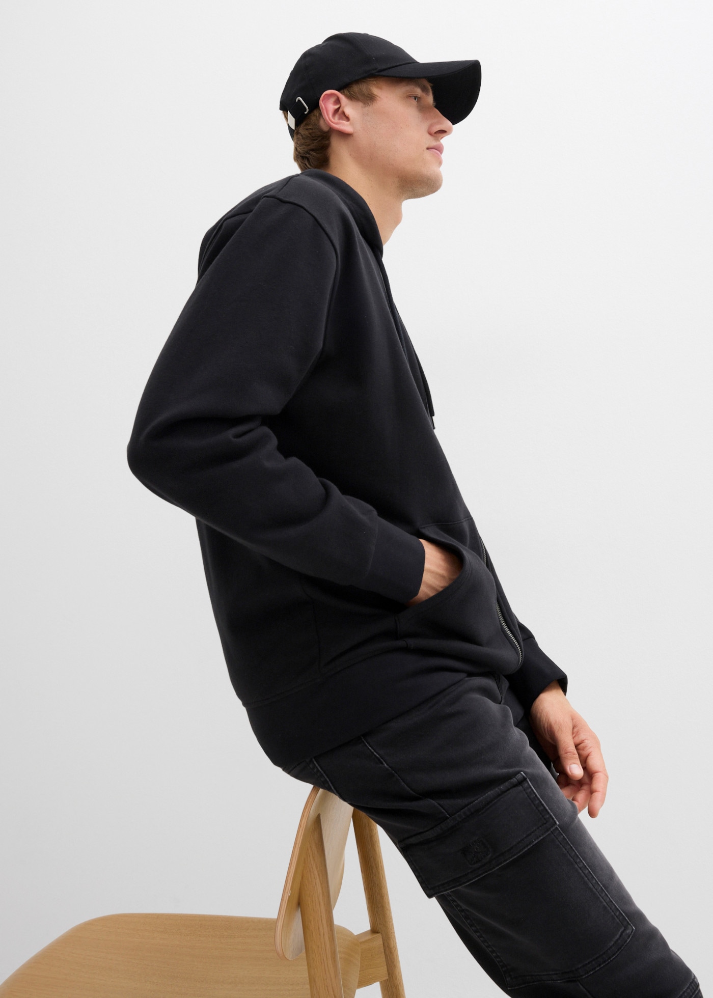 bonprix Kapuzensweatjacke lockere Passform, aus Baumwolle und Polyester, im Basic-Stil