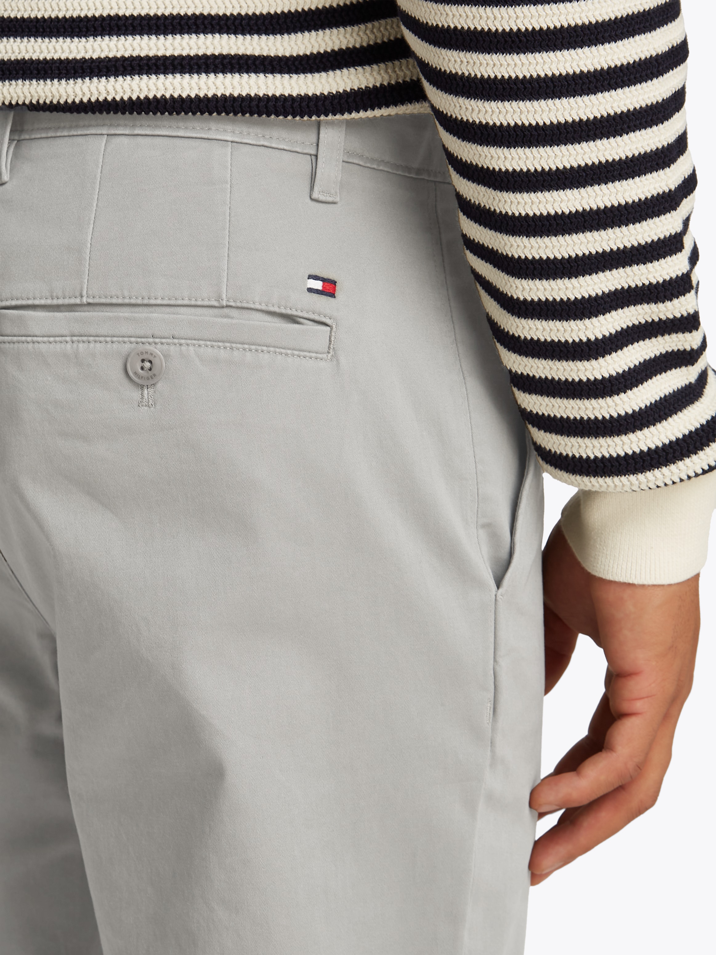 Tommy Hilfiger Chinohose »DENTON CHINO SATIN«, mit Gesässtaschen mit Knopf, Logostickerei
