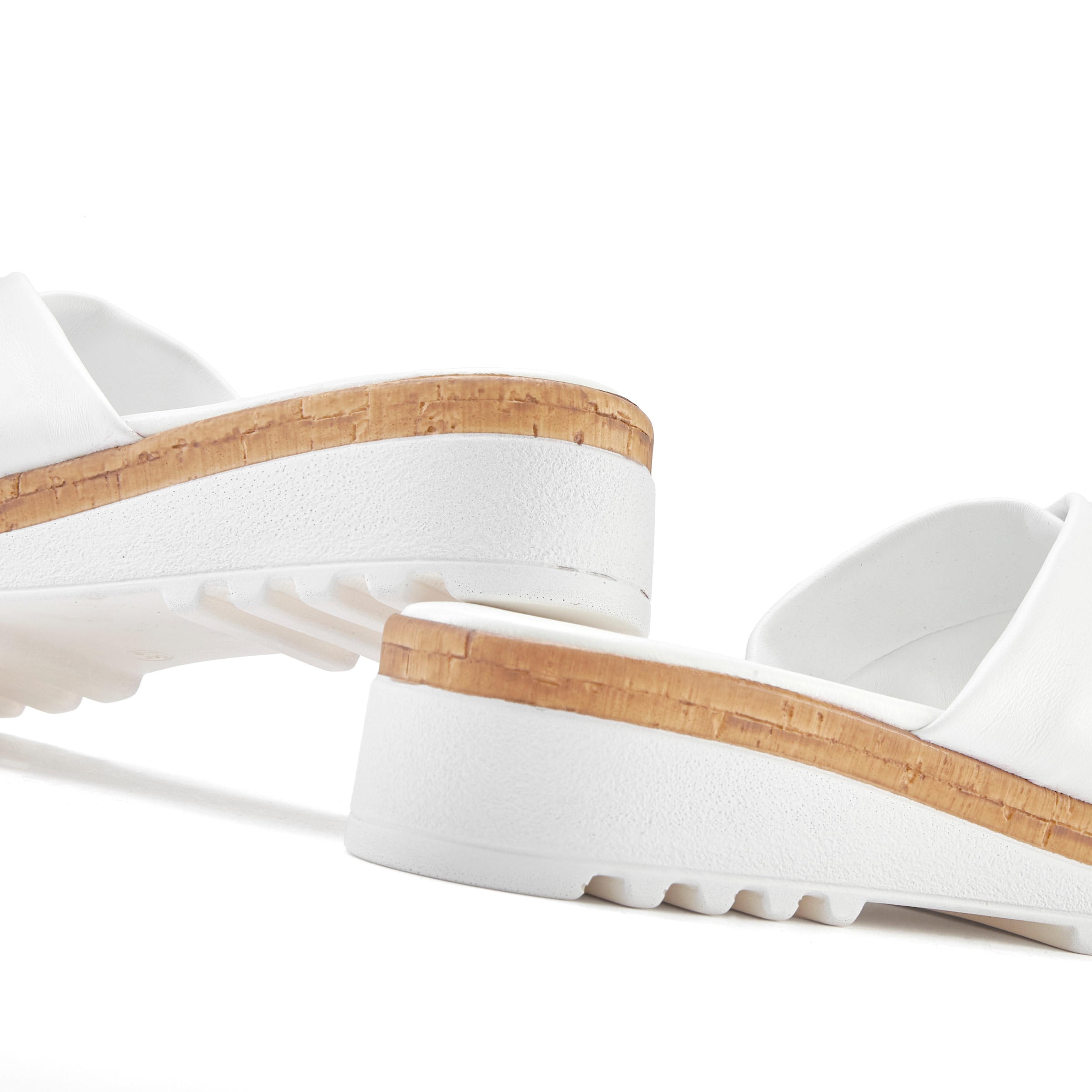 LASCANA Pantolette »Sandale, Sommerschuh, Mule, offener Schuh,«  NEU aus Leder mit dezentem Keilabsatz