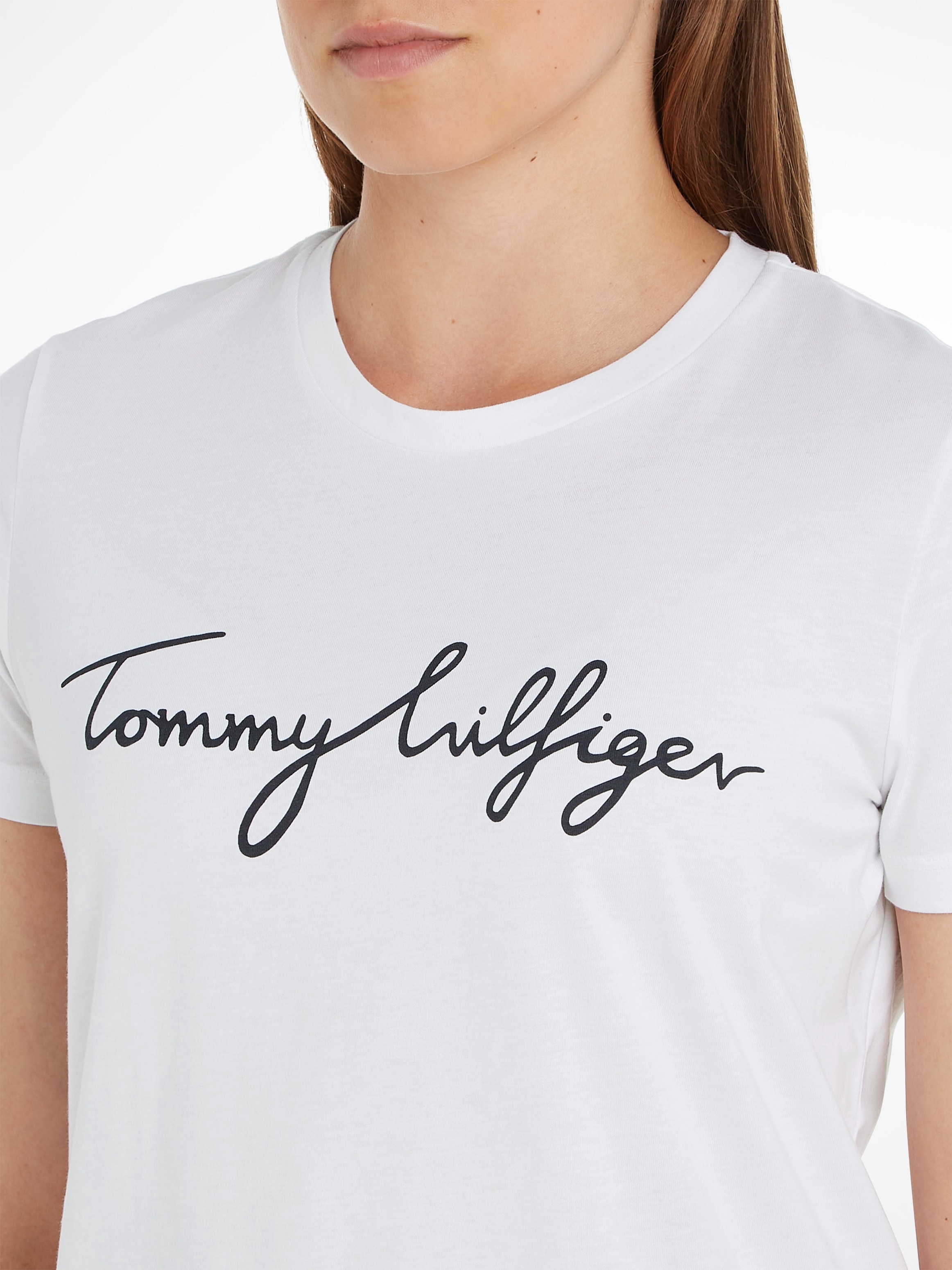 ♕ Tommy Hilfiger T-Shirt »HERITAGE CREW NECK GRAPHIC TEE«, mit Tommy  Hilfiger Script Logo-Schriftzug & Logo-Flag am Saum versandkostenfrei auf