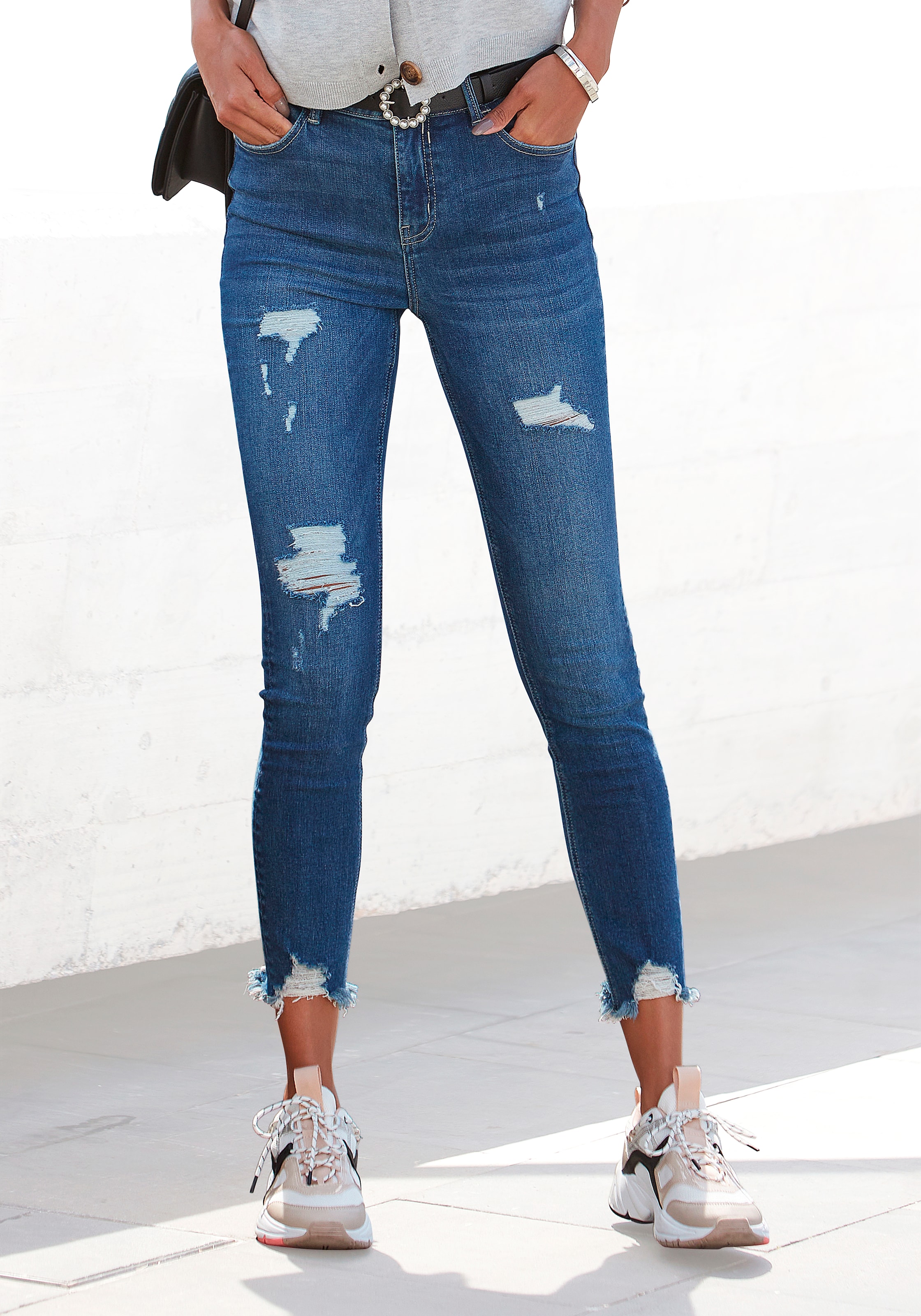 Image of Buffalo Destroyed-Jeans "mit ausgefransten Saumabschlüssen aus bequemer Baumwollmischung" mit ausgefranstem Beinabschluss und Stretchanteil, schmale Passform