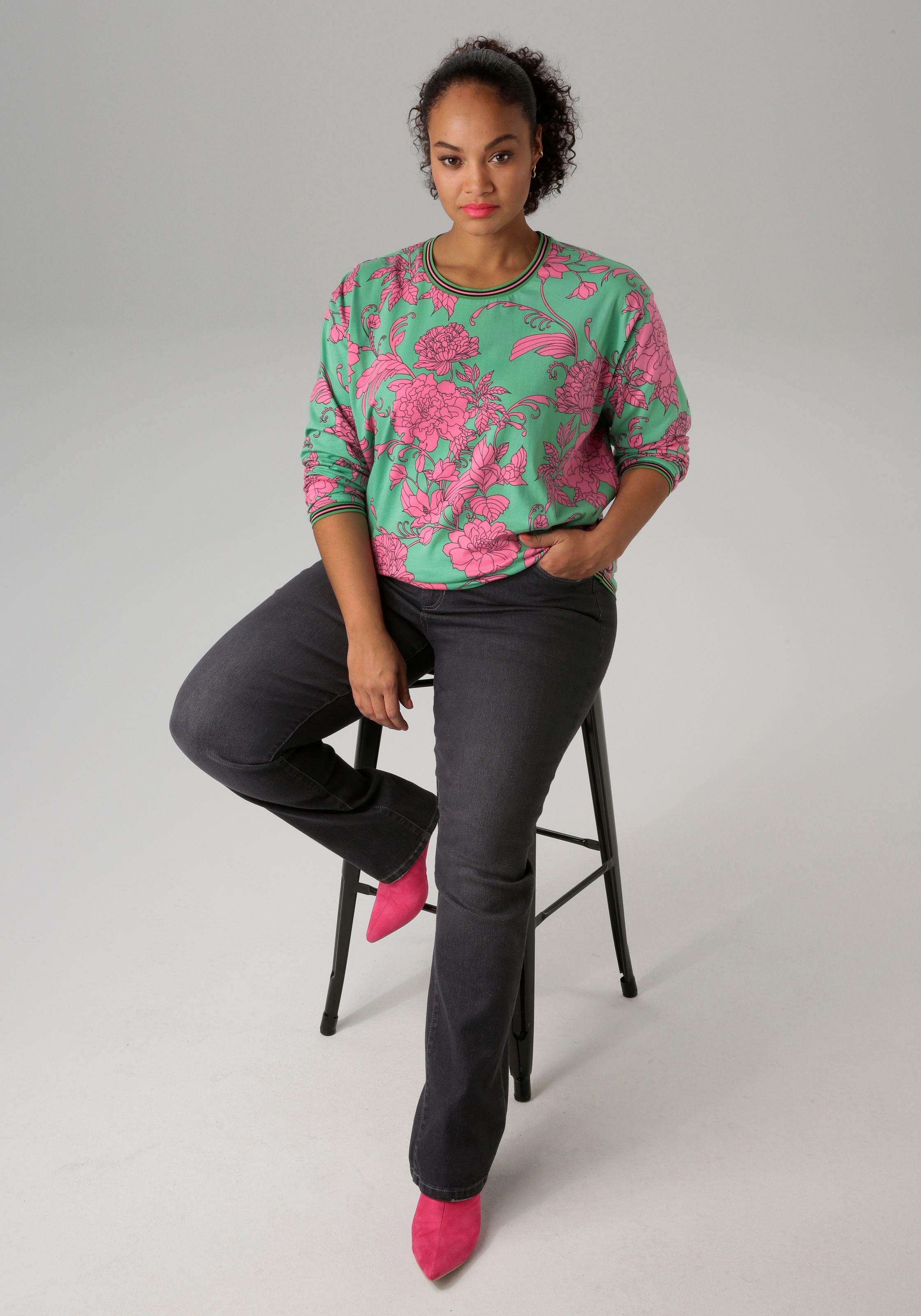 Aniston PLUS Sweatshirt, mit grossflächigen, grafischen Blumen bedruckt