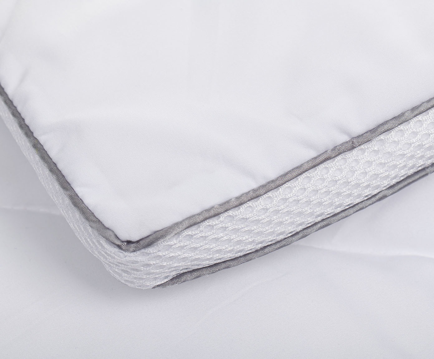 Gözze Microfaserbettdecke "Silberkante Bettdecke 135x200 & 155x220 cm" normal Füllung Polyester Bezug Polyester 1 Stk. tlg. NEUHEIT-in einer silbernen Paspel eingefasste, einzigartige Klimaband