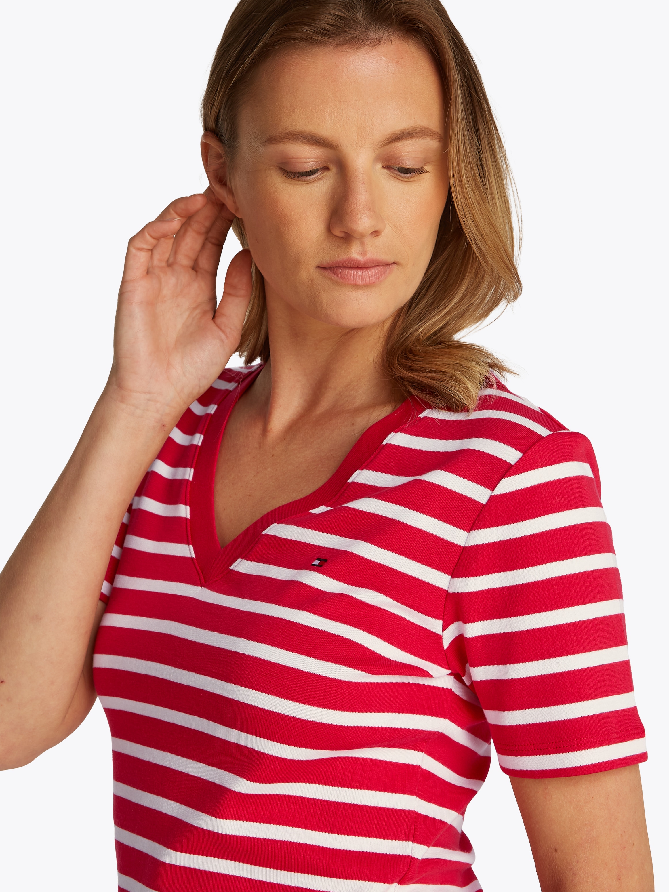 Tommy Hilfiger T-Shirt »SLIM CODY V-NK SS«, mit Logostickerei