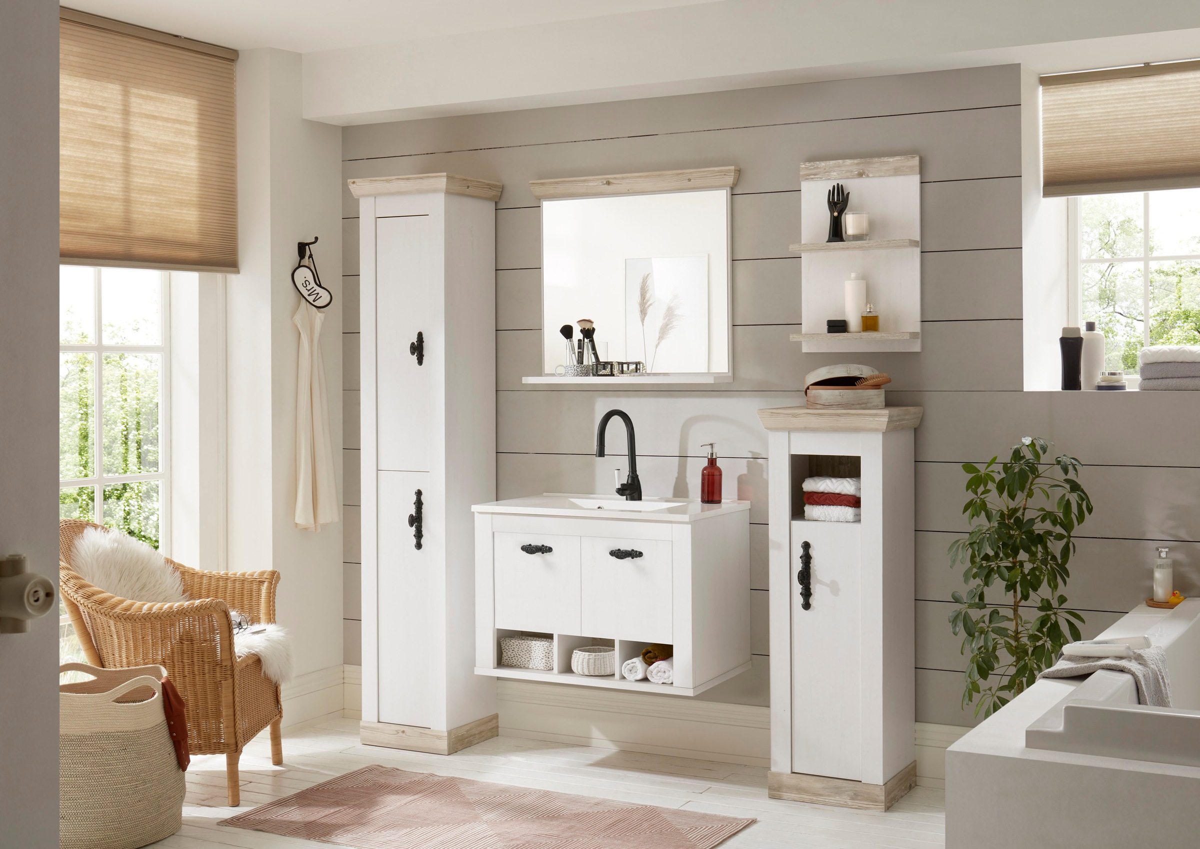 Home affaire Badmöbel-Set »Florenz, Bad im Landhausstil, 5-teiliges Badezimmer«, (5 St.), Hänge-Waschtisch, Schränke, Wandboard und Spiegel, in Pinie Weiss