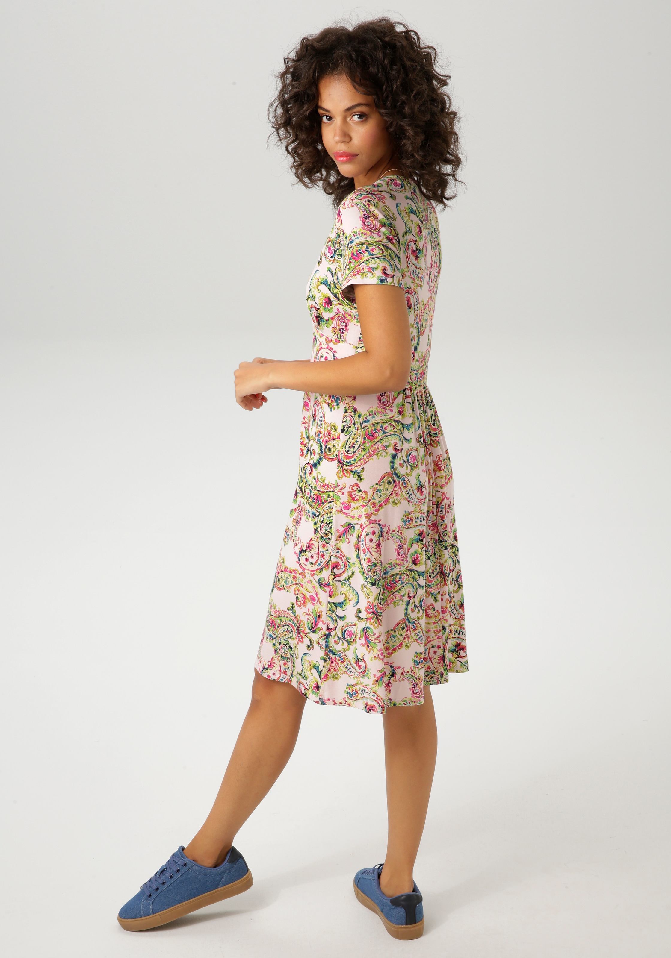 Aniston CASUAL Sommerkleid, mit fantasievollem farbharmonischen Paisley-Druck - NEUE KOLLEKTION