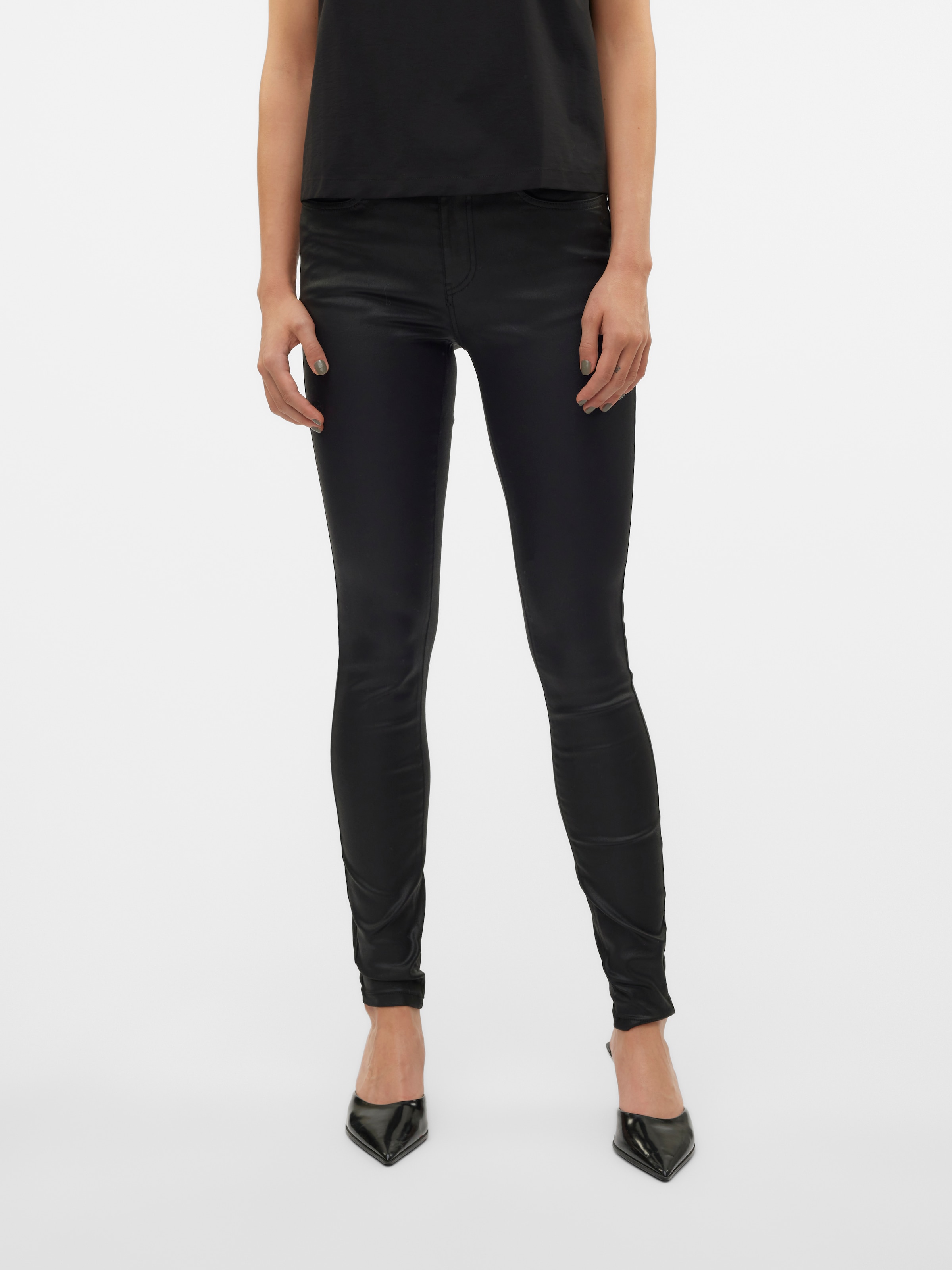 Skinny-fit-Jeans »VMFLASH MR SKINNY COATED PANTS NOOS«, mit beschichteter Lederimitat...