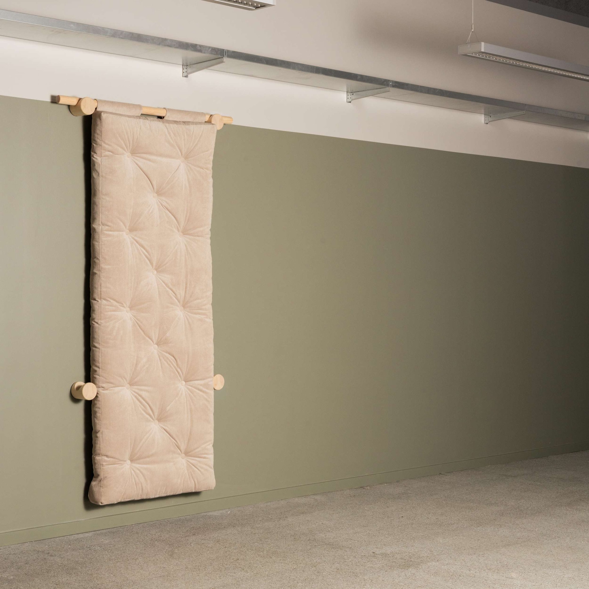 Karup Design Schlafsofa »Hooked Schlafsessel, Sitz- und Schlafplatz, Wandmontiert, platzsparend«, Futonmatratze inkl. Halterungsset aus FSC®-zertifiziertem Massivholz