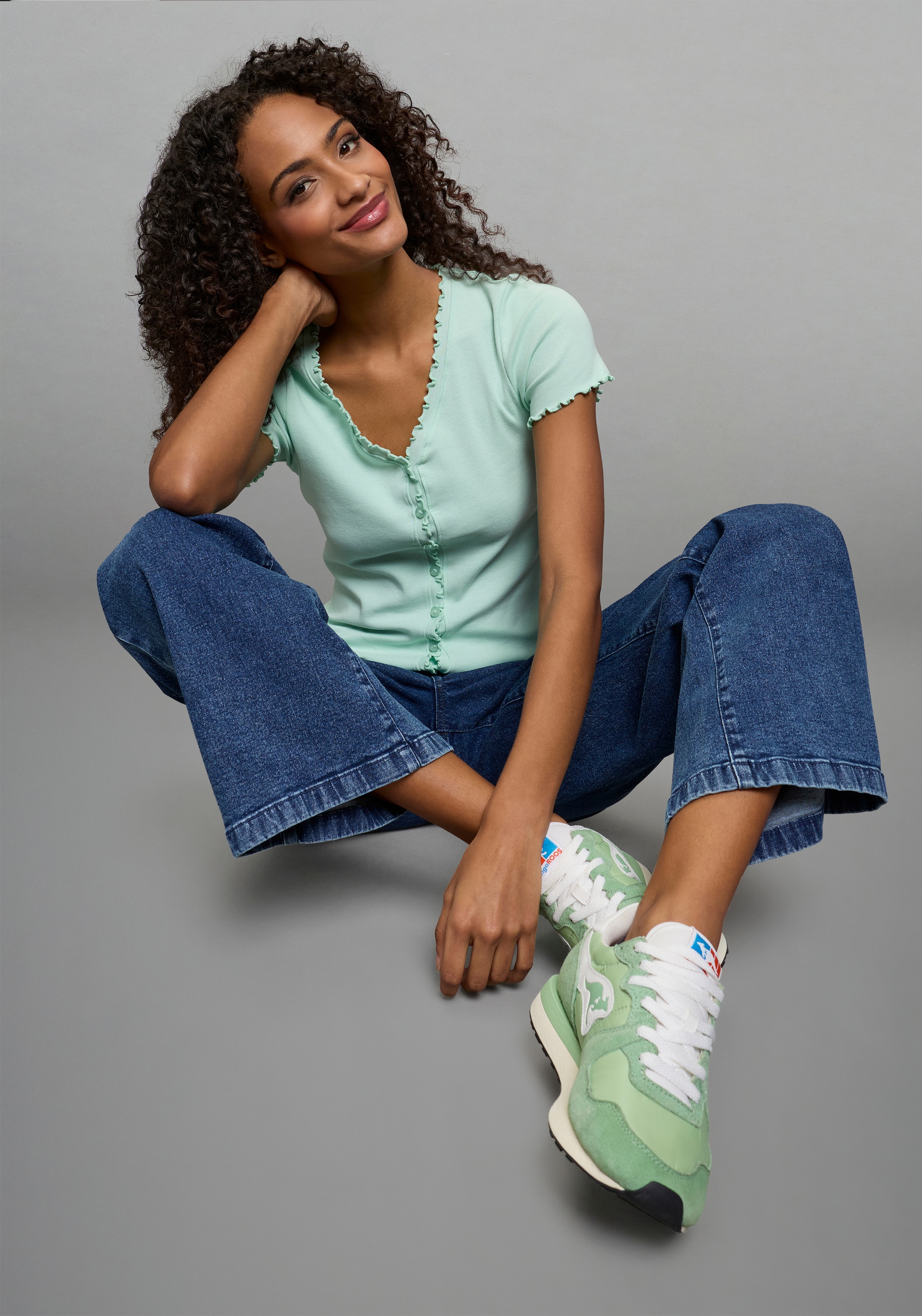 KangaROOS T-shirt mit Knopfleiste und verspieltem Rollsaum