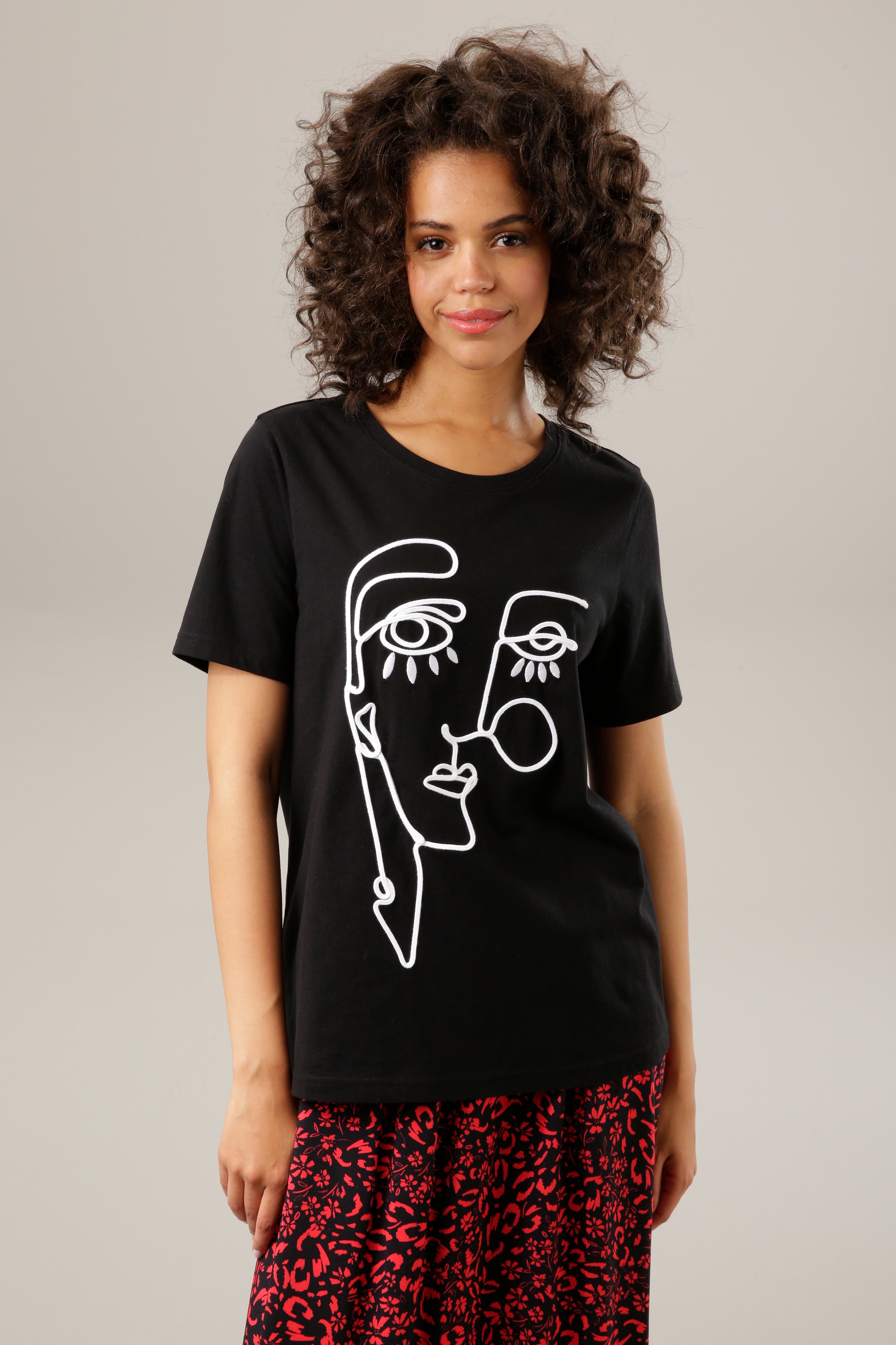 ♕ Aniston CASUAL und Kopf auf Kordel aus T-Shirt, versandkostenfrei Stickerei mit kunstvollem
