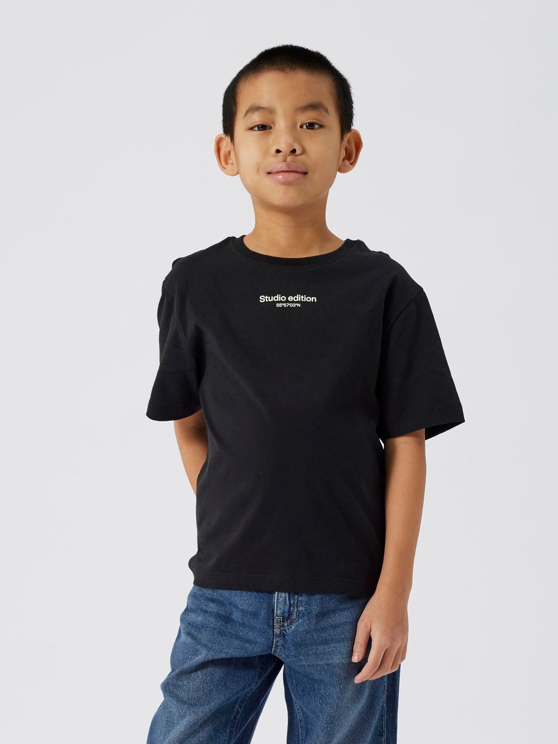 Image of Name It T-Shirt "NKMBRODY SS NREG TOP NOOS" mit dezentem 3D-Frontmotiv