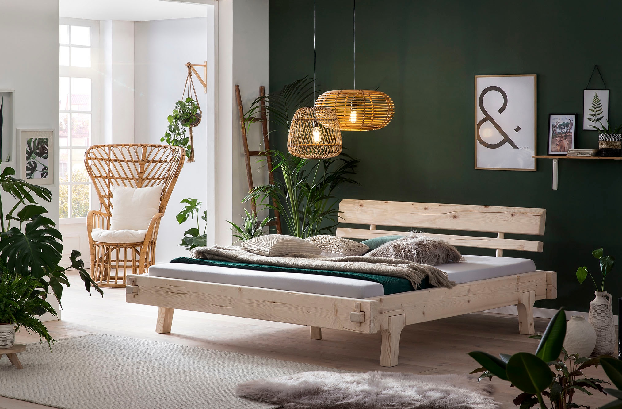 Image of SalesFever Holzbett "Fügen Bett aus Naturholz" Massives Fichten-Balkenbett: Uriges Landhausdesign