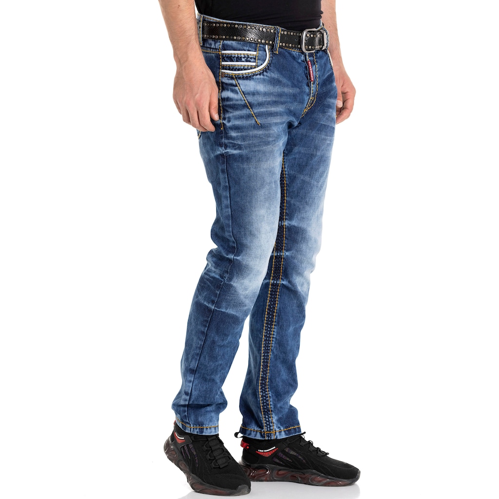 Cipo & Baxx Gerade Jeans »Regular«, mit auffälligen Kontrastnähten