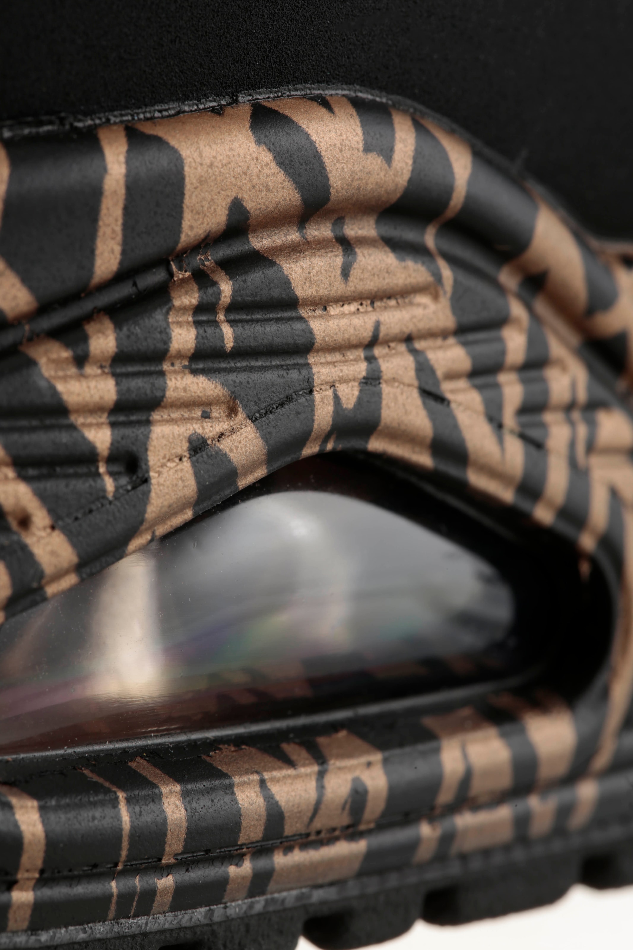 Skechers Wedgesneaker »UNO-LOVING LOVE«  Freizeitschuh, Halbschuh, Schnürschuh mit coolem Graffiti-Print