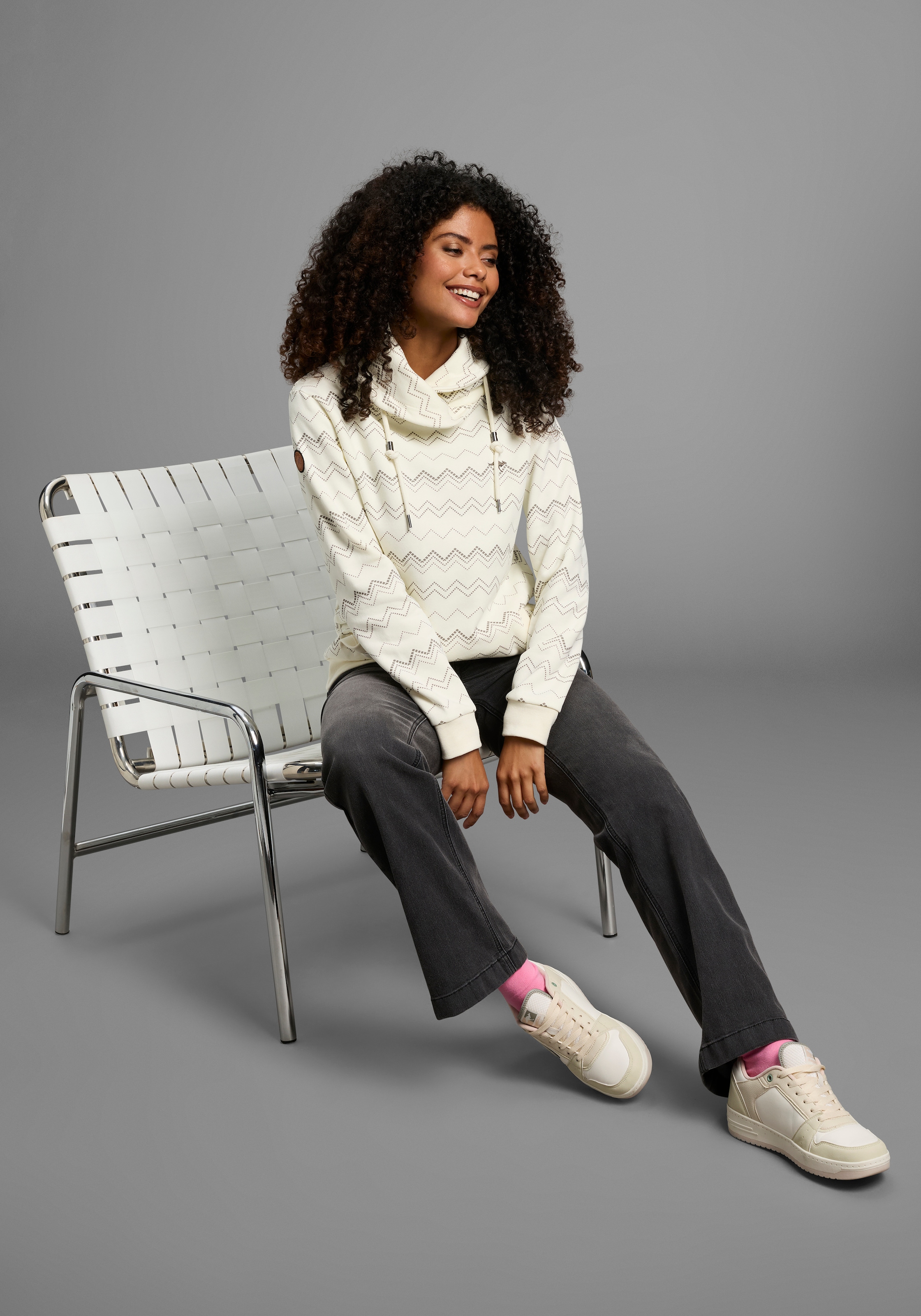 KangaROOS Sweatshirt mit hohem kuscheligen Kragen und Alloverdruck