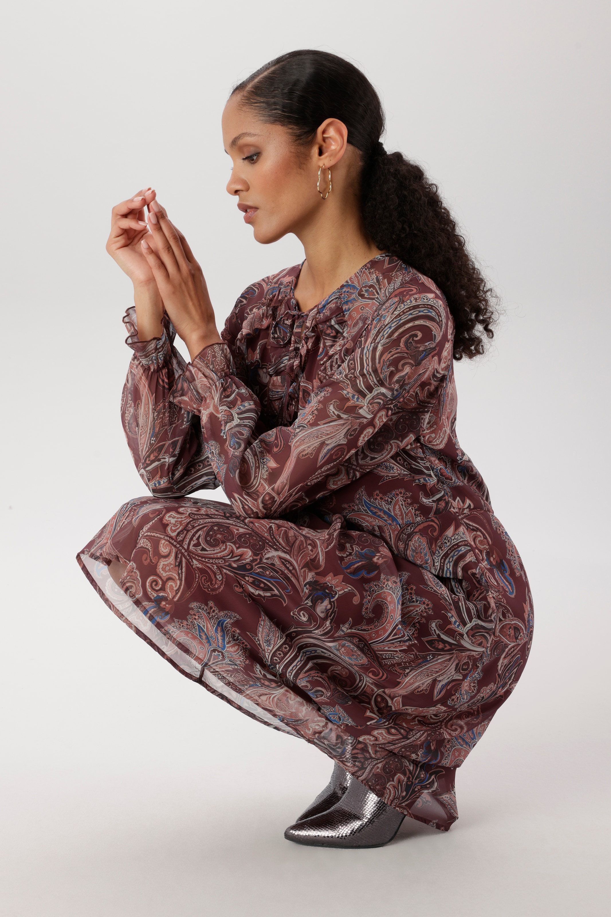 Aniston SELECTED Robe en mousseline de soie avec volants le long de l'encolure et des manches - NOUVELLE COLLECTION