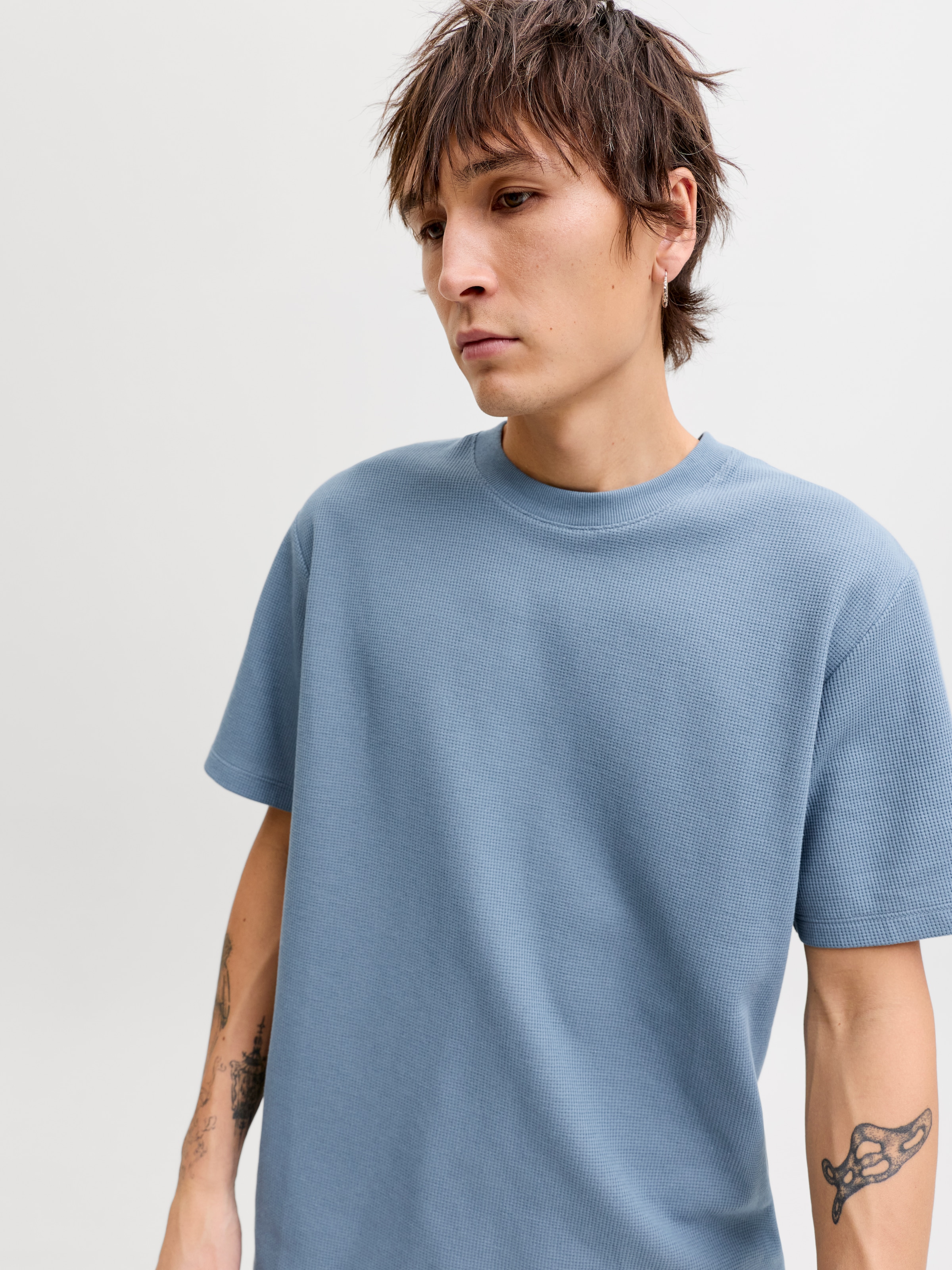Jack & Jones Rundhalsshirt »JJEAUSTIN TEE SS NOOS« Materialmix, relaxed fit