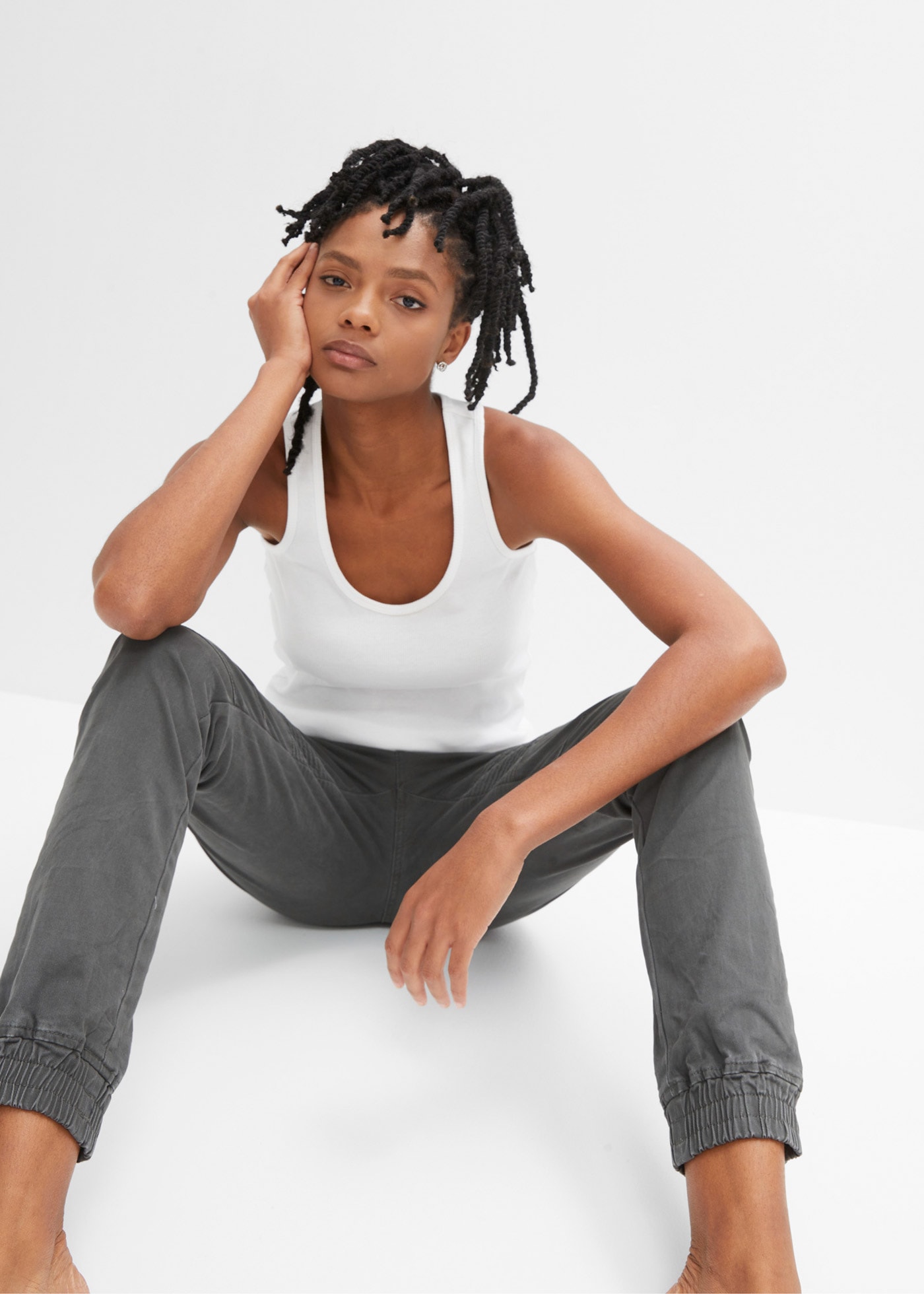 bonprix Stoffhose »Hose mit Biker-Details«  aus Baumwolle und Elasthan, Regular Fit, mit Reissverschlusstaschen