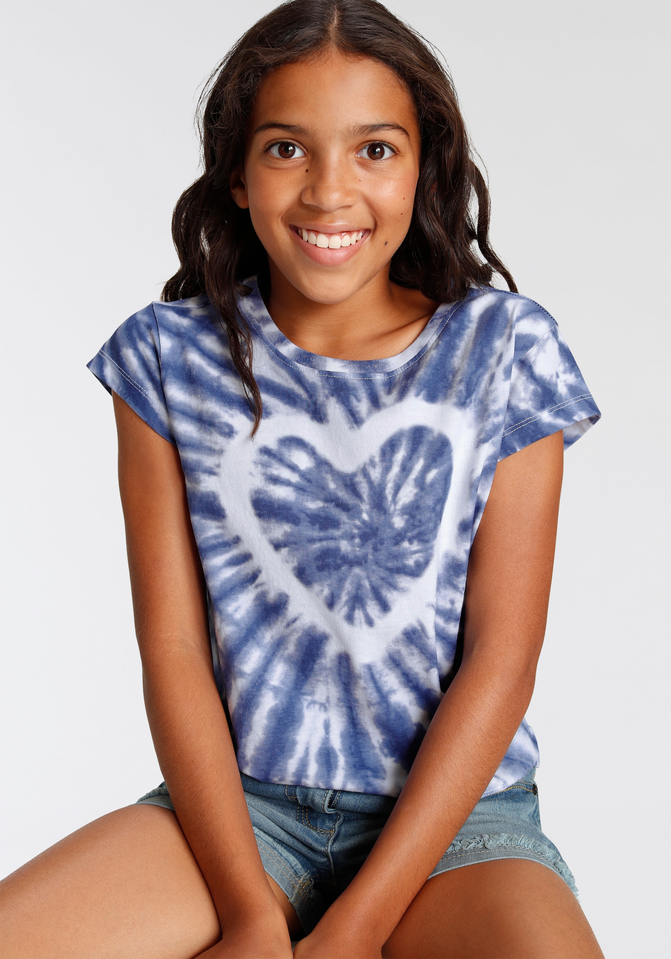 modische KIDSWORLD kurze Form »Herz auf Batik«, T-Shirt versandkostenfrei