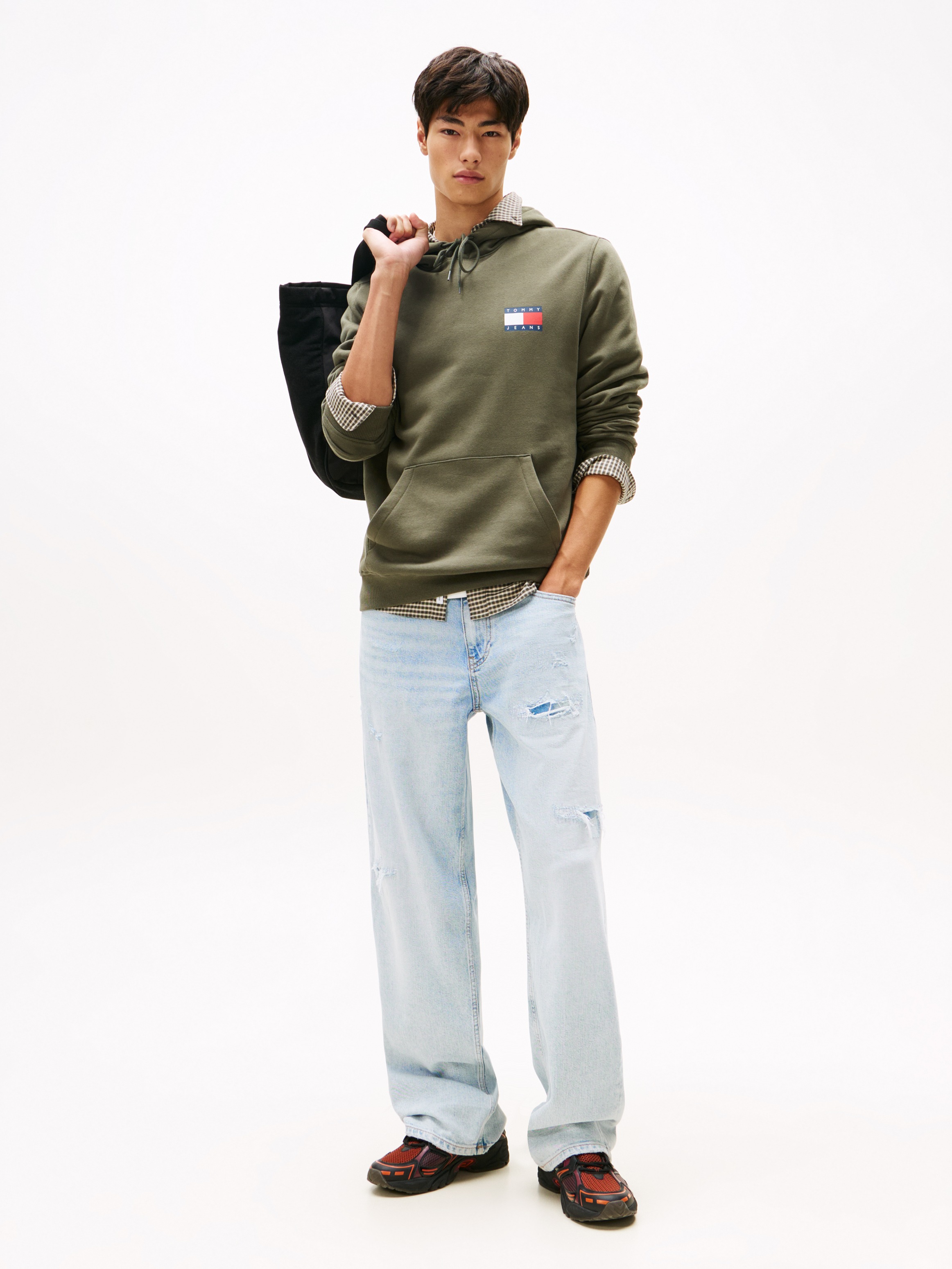 Tommy Jeans Sweatshirt »TJM REG ESSENTIAL FLAG HOOD EXT« mit bedruckten Markenlogo auf Brusthöhe