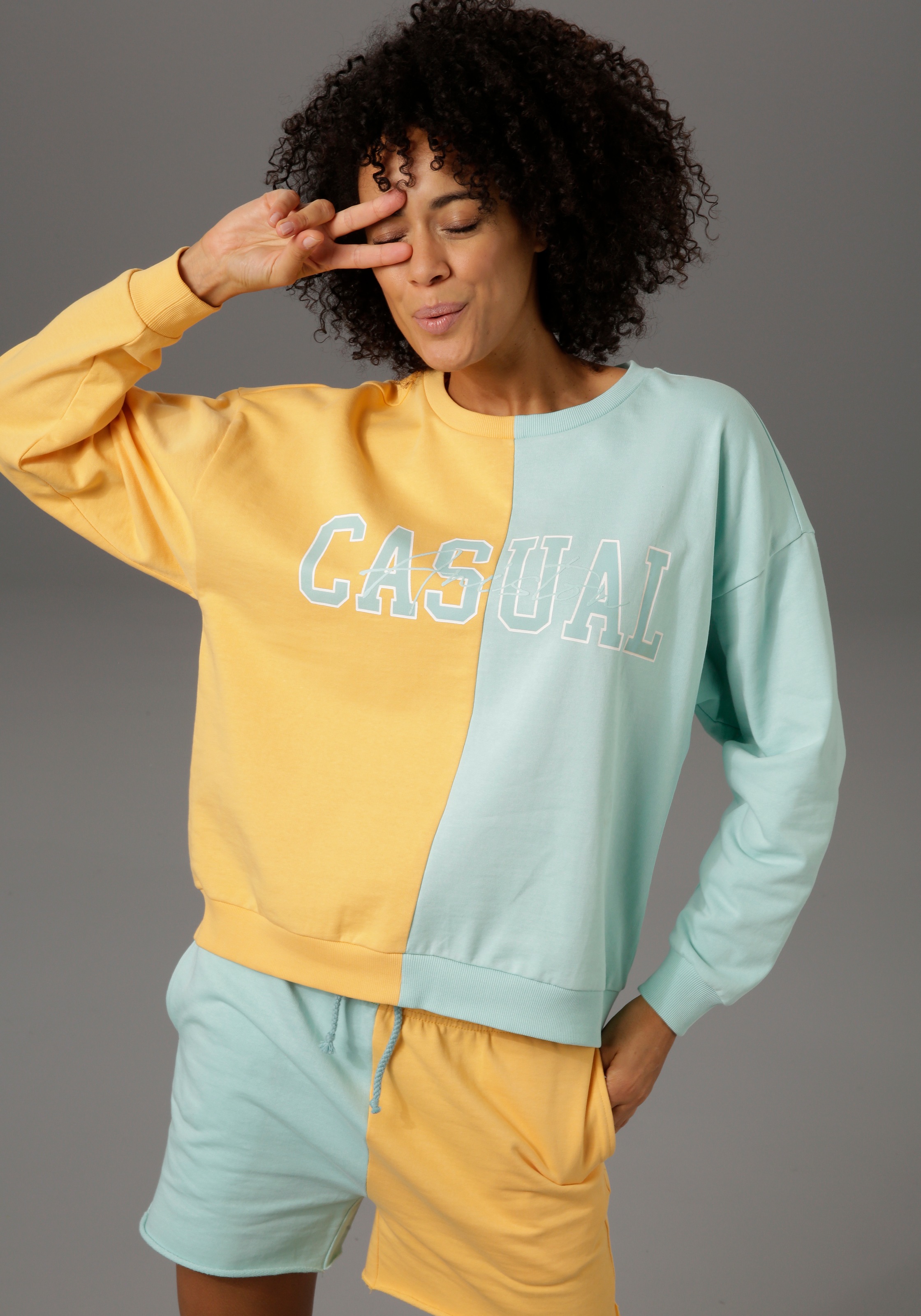 Image of Aniston CASUAL Sweatshirt, mit topmodischem Flächenteiler und Aniston CASUAL-Schriftzug bei Ackermann Versand Schweiz