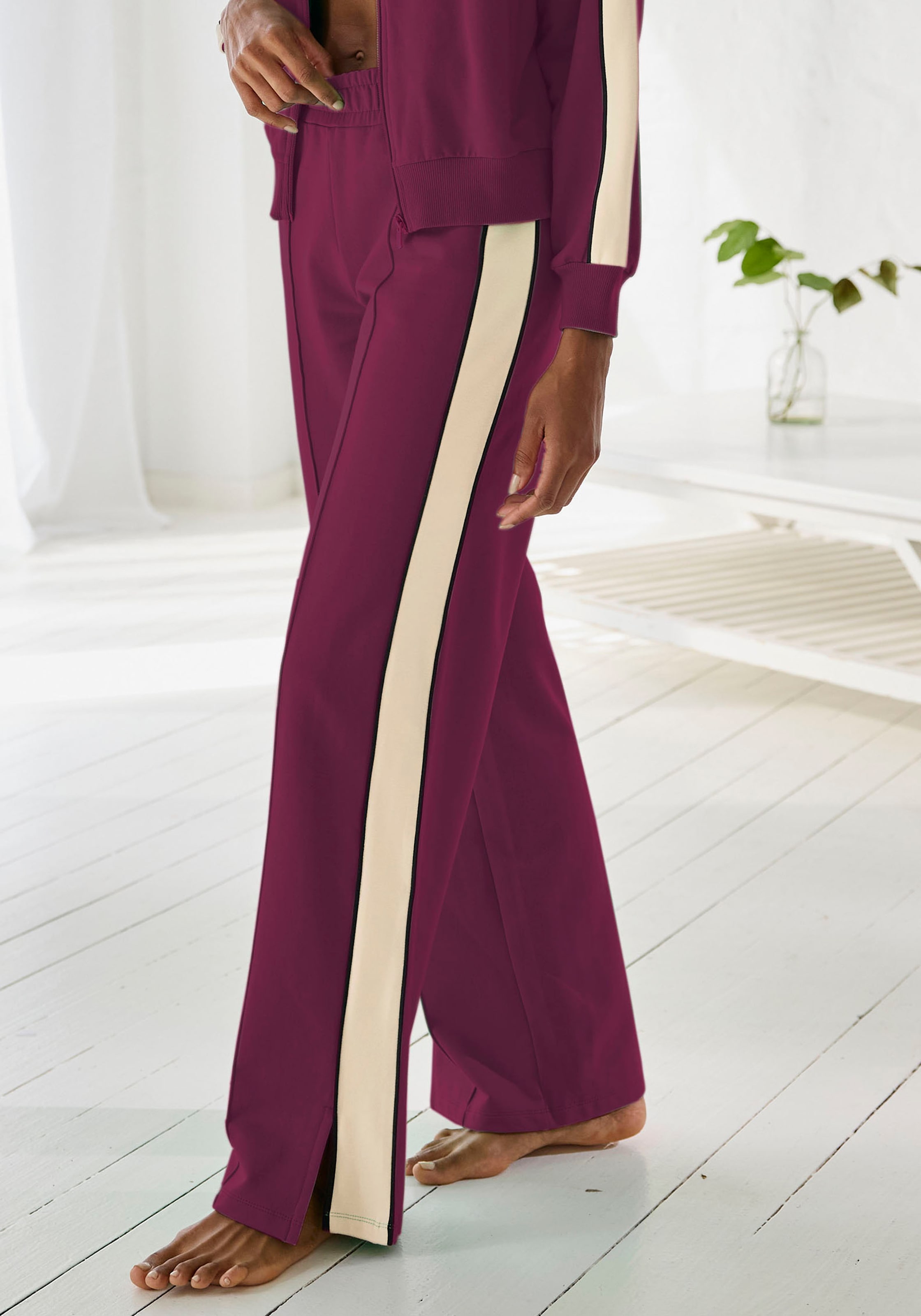 Sweathose »Loungehose - Relaxhose - Homewearhose«, mit Kontraststreifen und Pipings,...