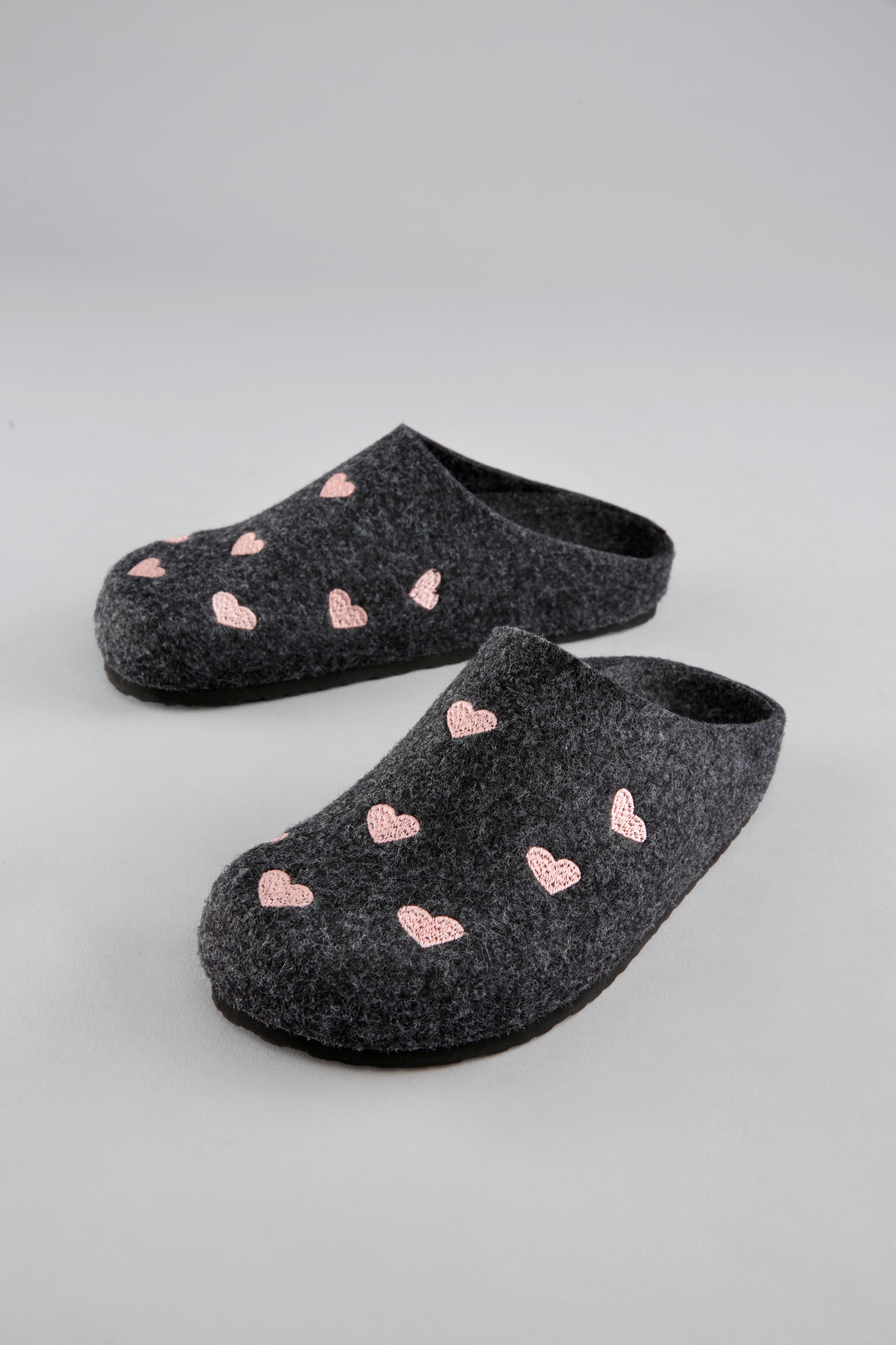 Aniston SHOES Sabot  chausson, pantoufle maison avec broderie de petits cœurs