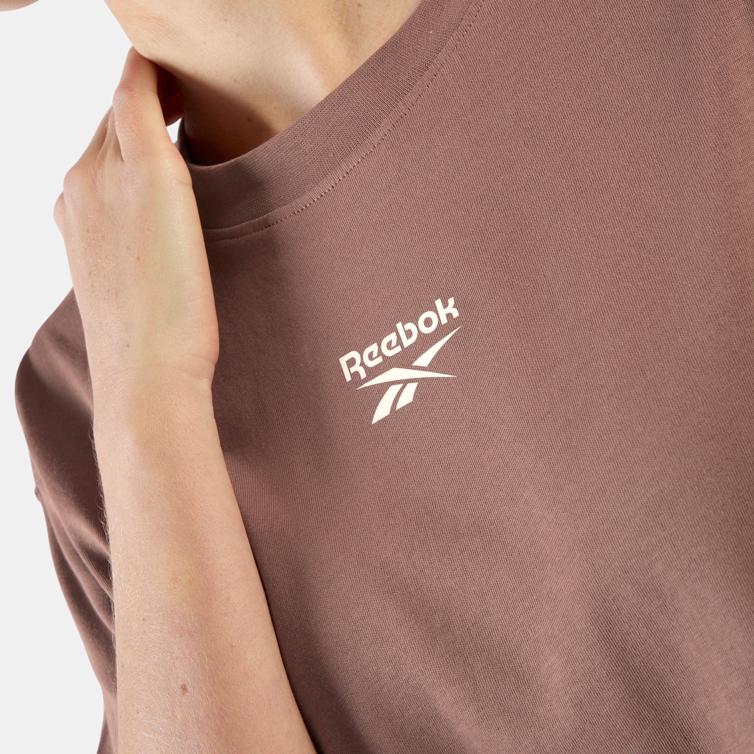 Reebok T-Shirt »ID CROPPED BOX FIT T-SHIRT« mit Rundhalsausschnitt, sportlicher Stil, T-Shirt-Schnitt