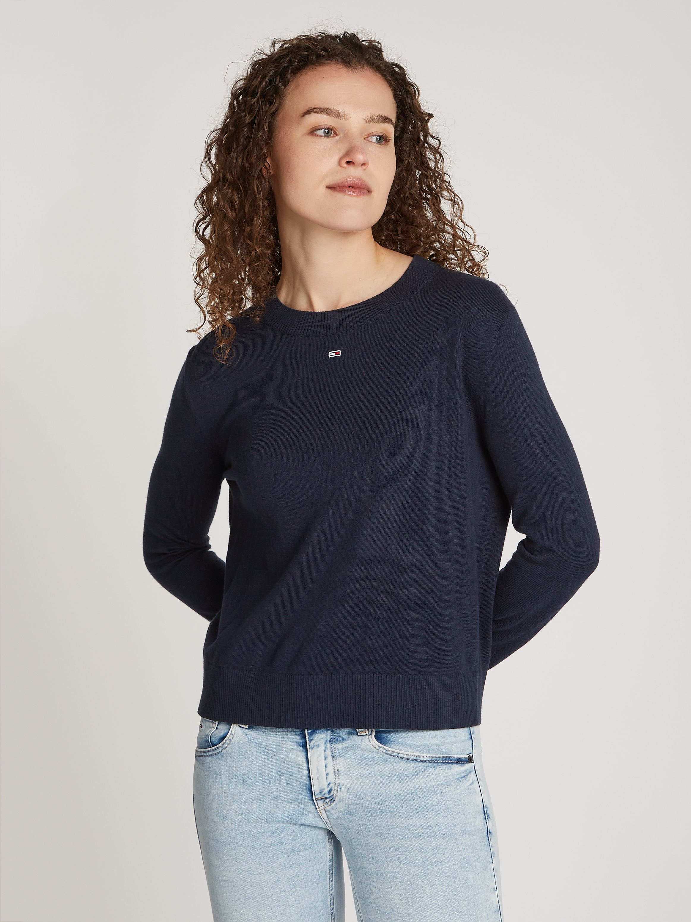 Tommy Jeans Strickpullover »TJW ESSENTIAL CREW NECK SWEATER«, mit Logostickerei