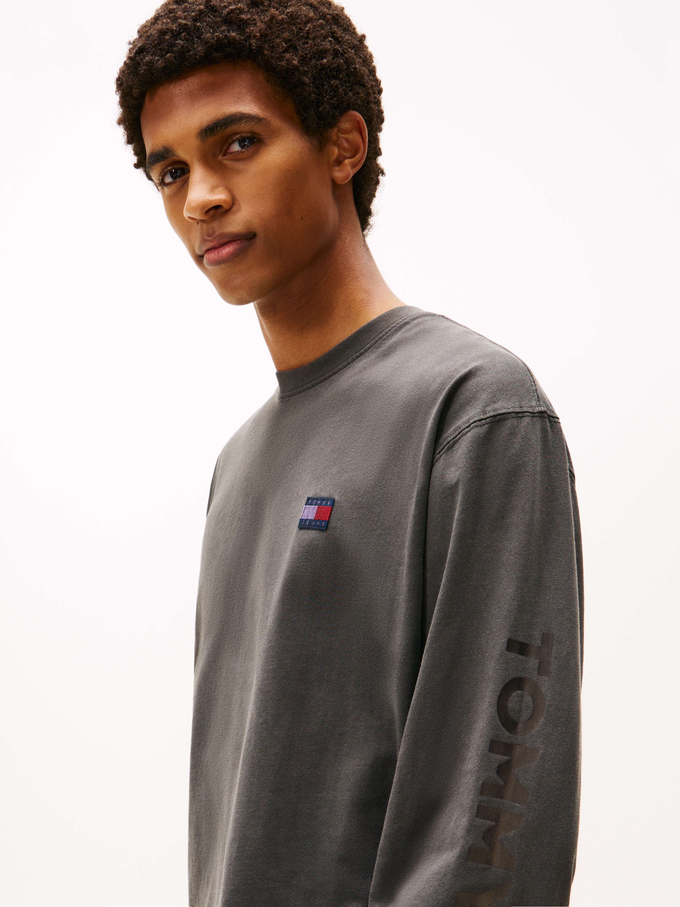 Tommy Jeans Langarmshirt »Classic Relaxed Fit«, Rundhals, Jersey, grosses Logo am Ärmel