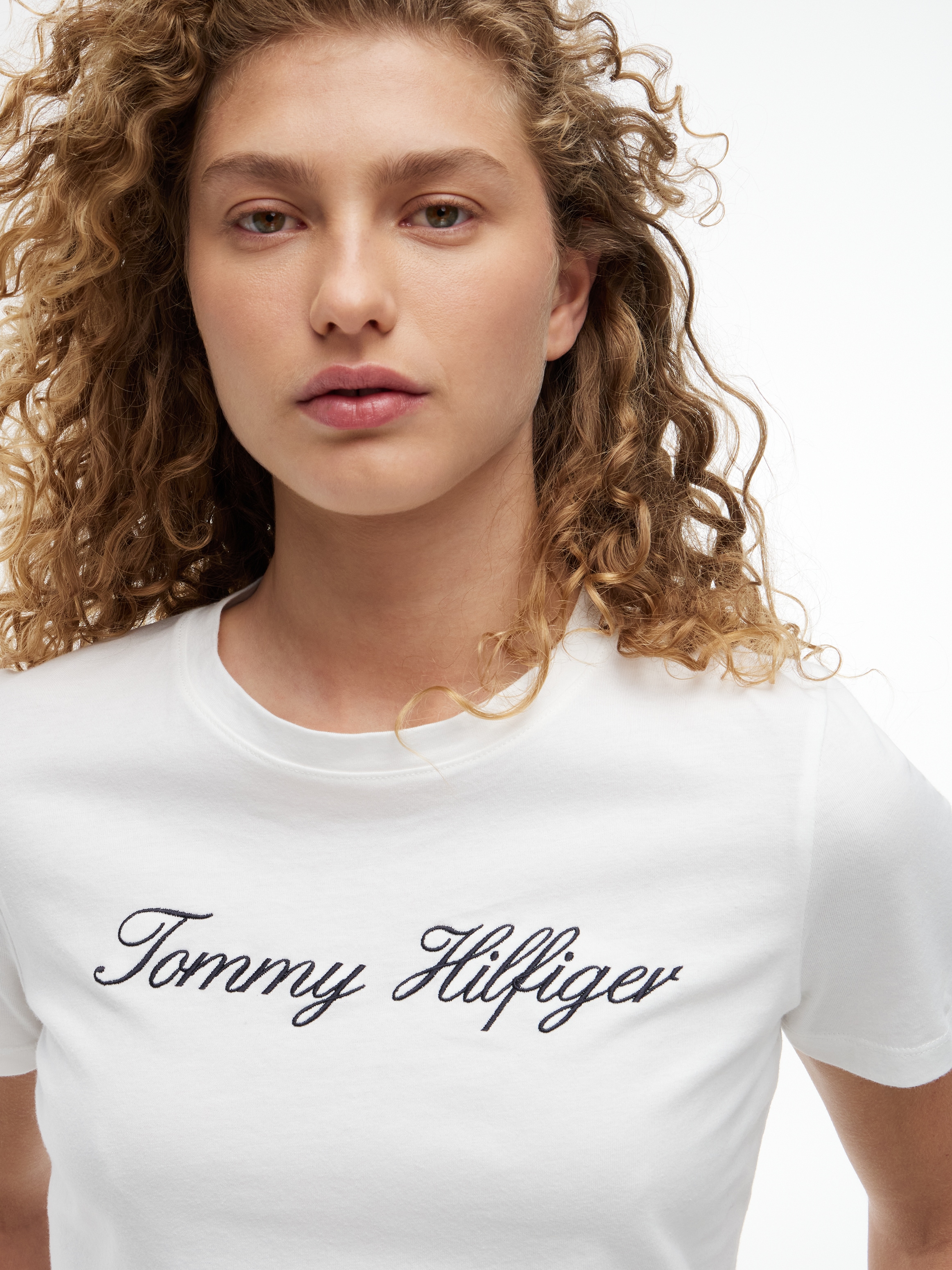 Tommy Hilfiger T-shirt »NOS SCRIPT REGULAR C-NK SHORT SLEEVE« avec col rond et broderie contrastée, coupe régulière