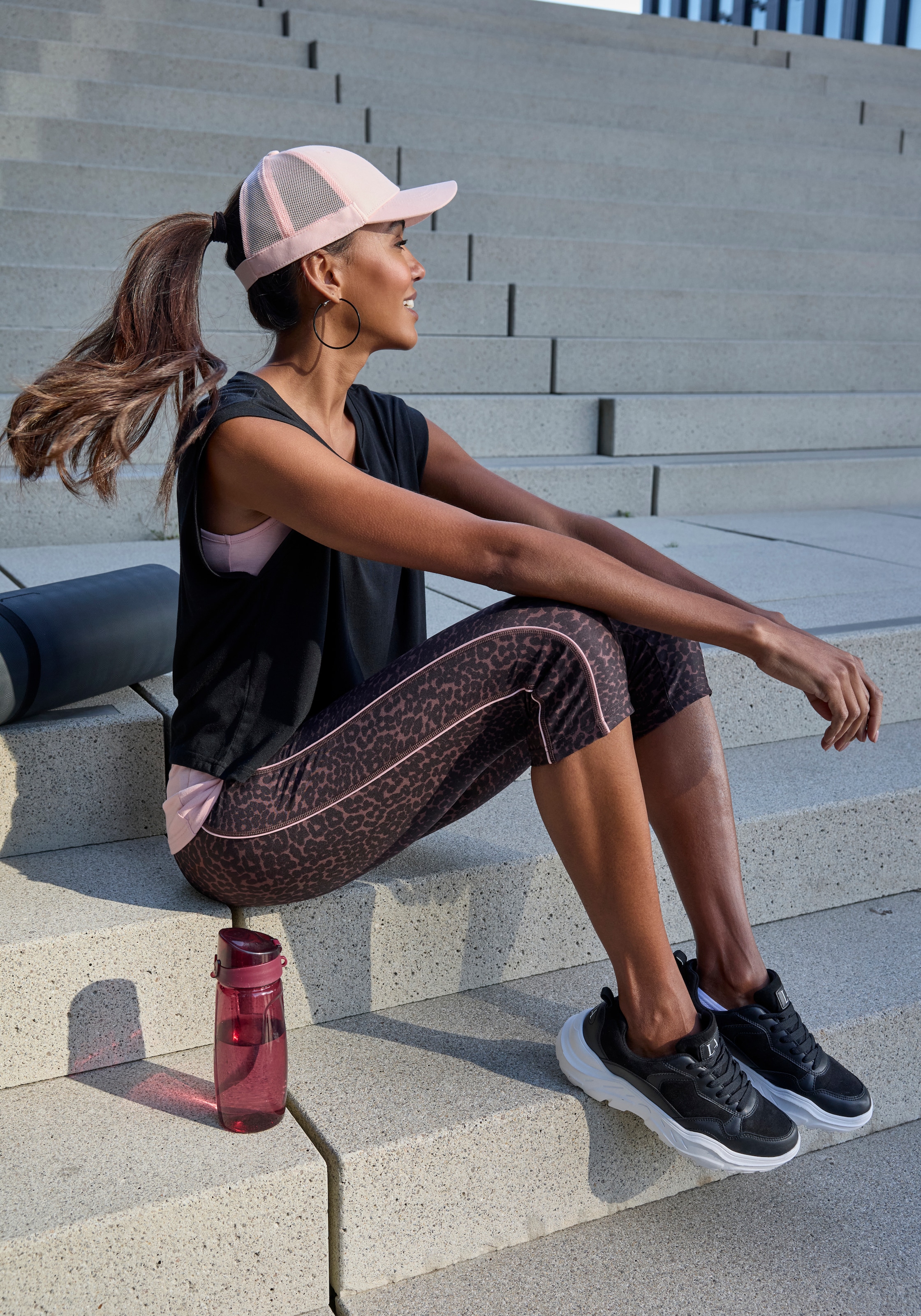 LASCANA ACTIVE Pantalon de sport  in Leo-Optik mit breitem Bündchen