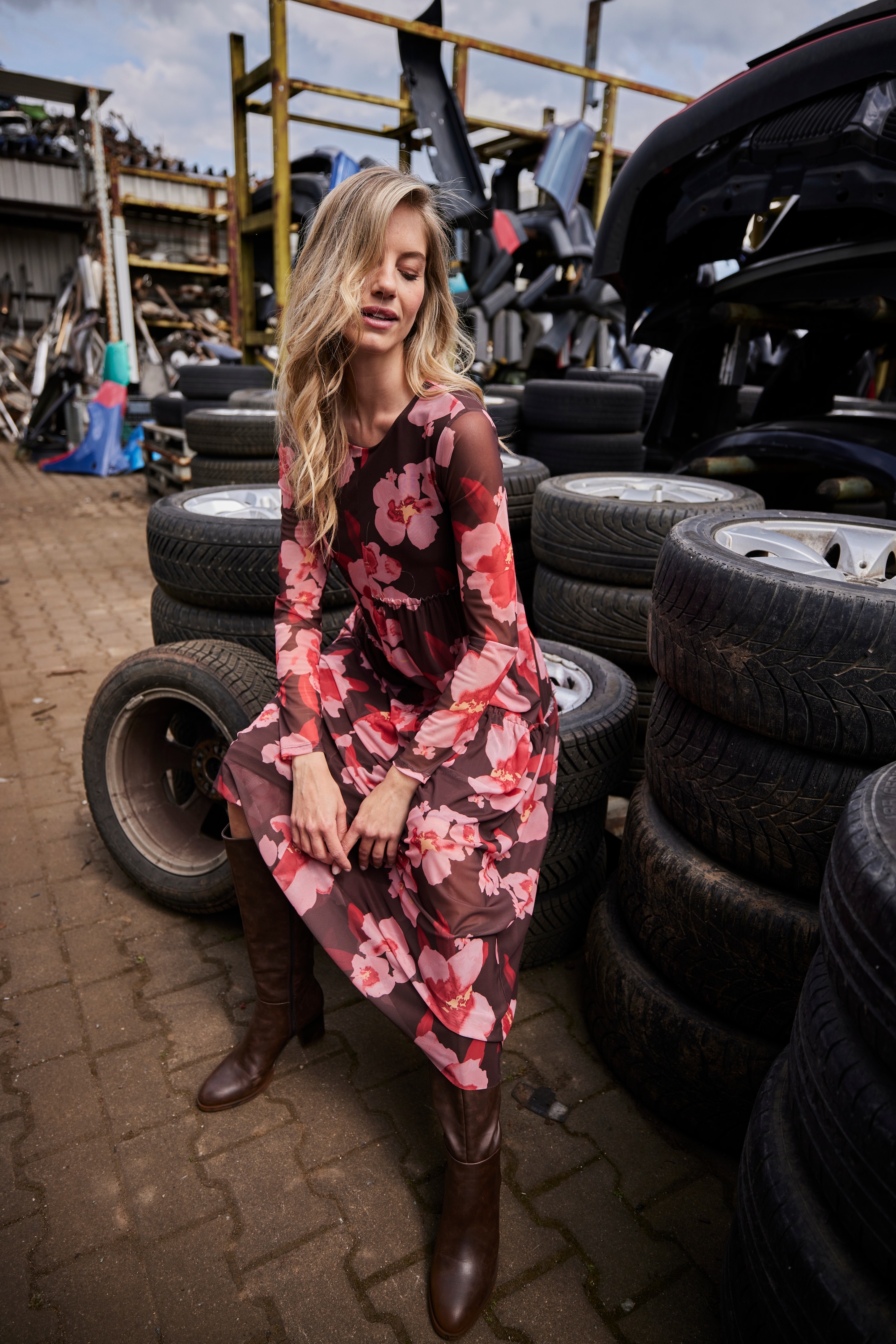 Aniston CASUAL Maxi robe imprimé de grandes fleurs décoratives - NOUVELLE COLLECTION