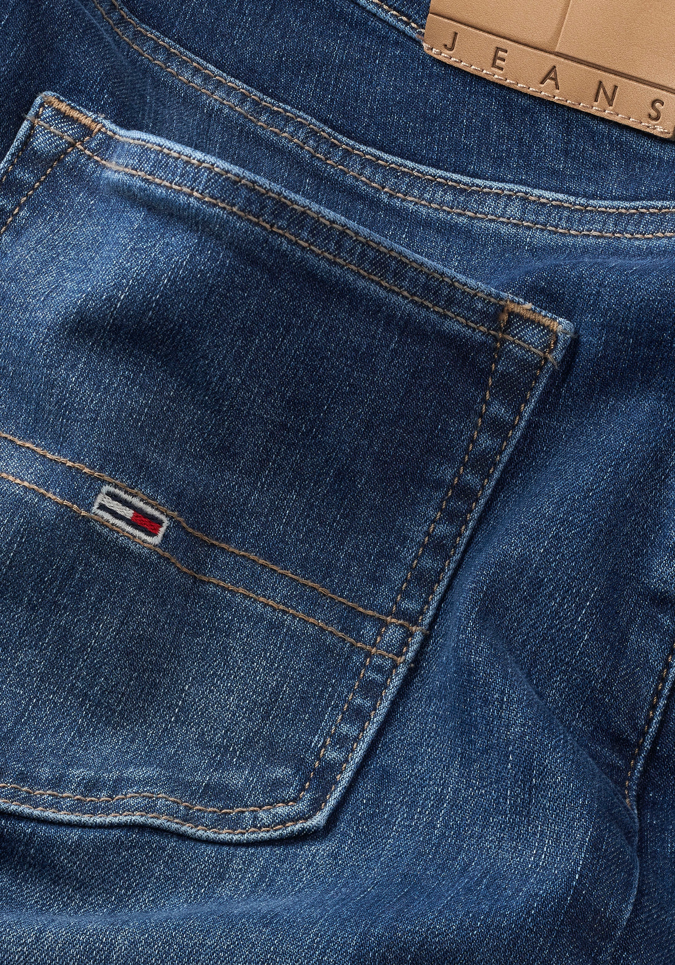 Tommy Jeans Bequeme Jeans »Sylvia«, mit Markenlabel