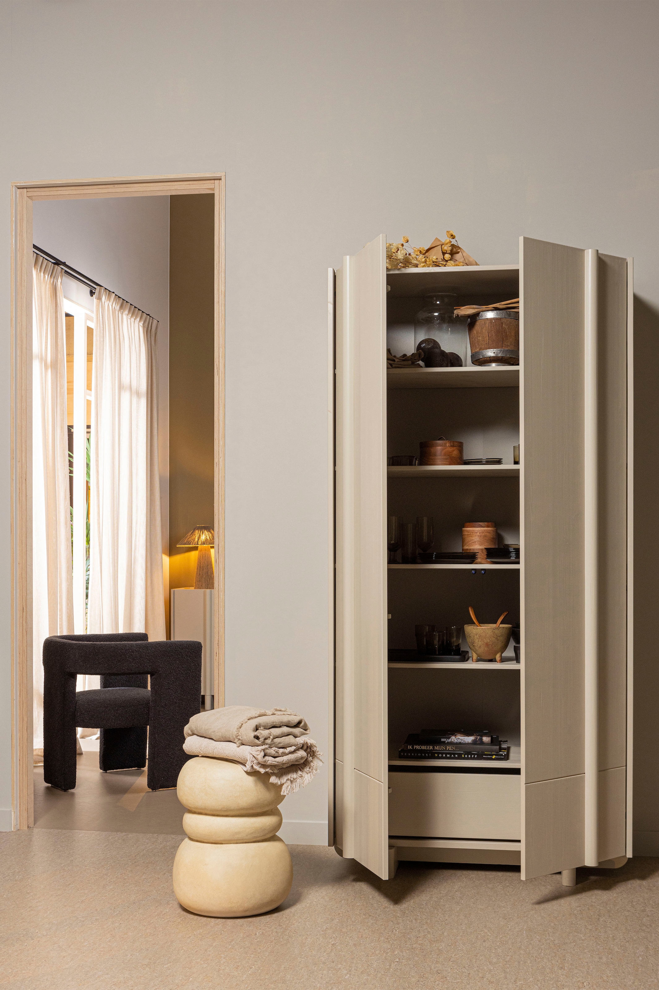 WOOOD Polsterstuhl »Tiwa mit Bouclé-Bezug und Holzgestell B 63 x T 62 x H 71 cm« () Maximale Verschleissfestigkeit, Tragkraft 100 kg, montiert geliefert