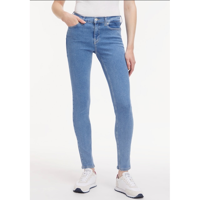 Jeans hinten mit Passe Tommy Jeans ♕ »Nora«, & Tommy Label-Badge versandkostenfrei Skinny-fit-Jeans kaufen
