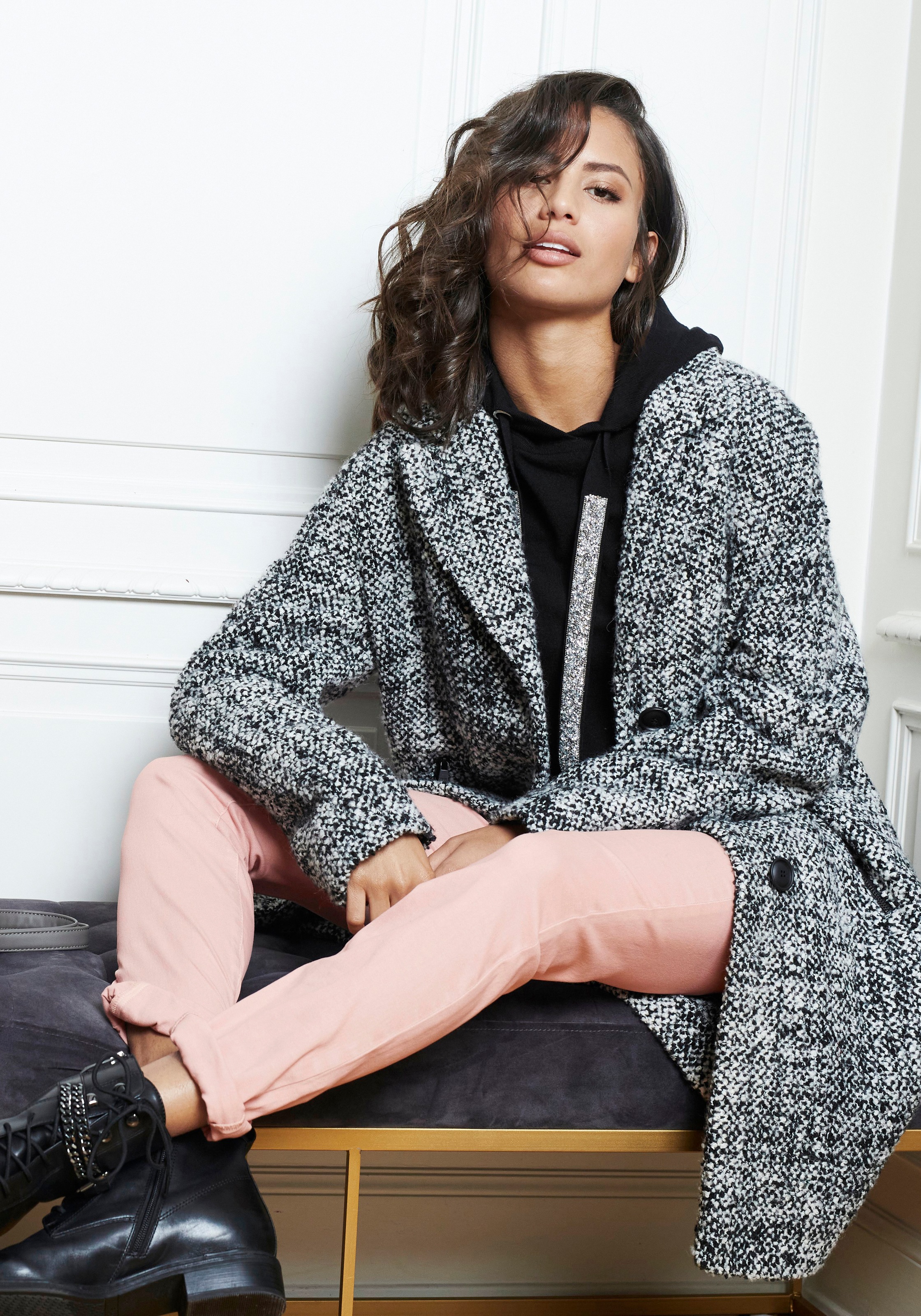 Laura Scott mit Kapuze und glitzernden Bändern