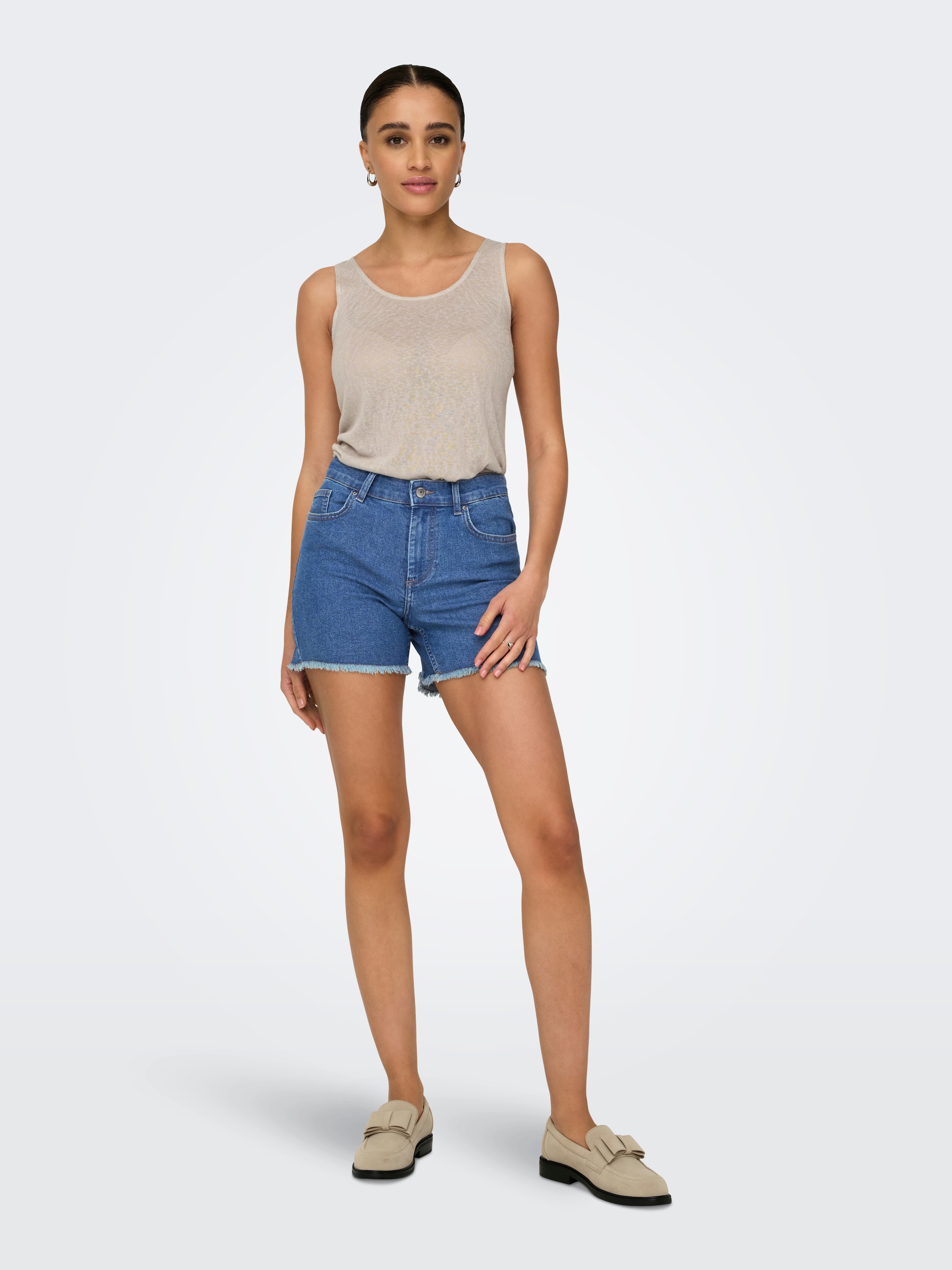ONLY Jeansshorts »ONLLAURA MID WAIST SHORT RW BOX« mit ausgefranstem Saum