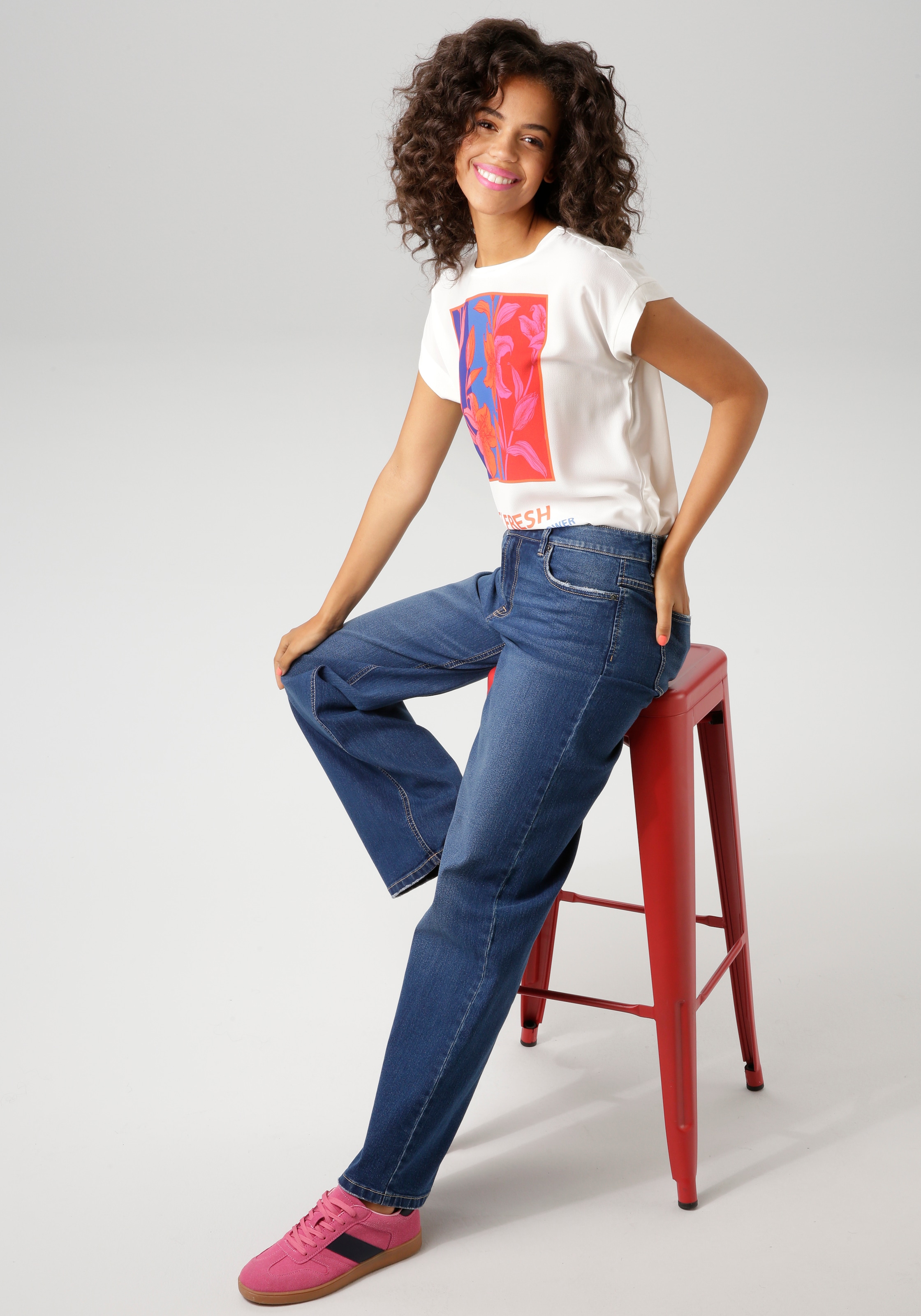 Aniston CASUAL Shirtbluse, mit kunstvollen Blumendruck und Statement-Schriftzug